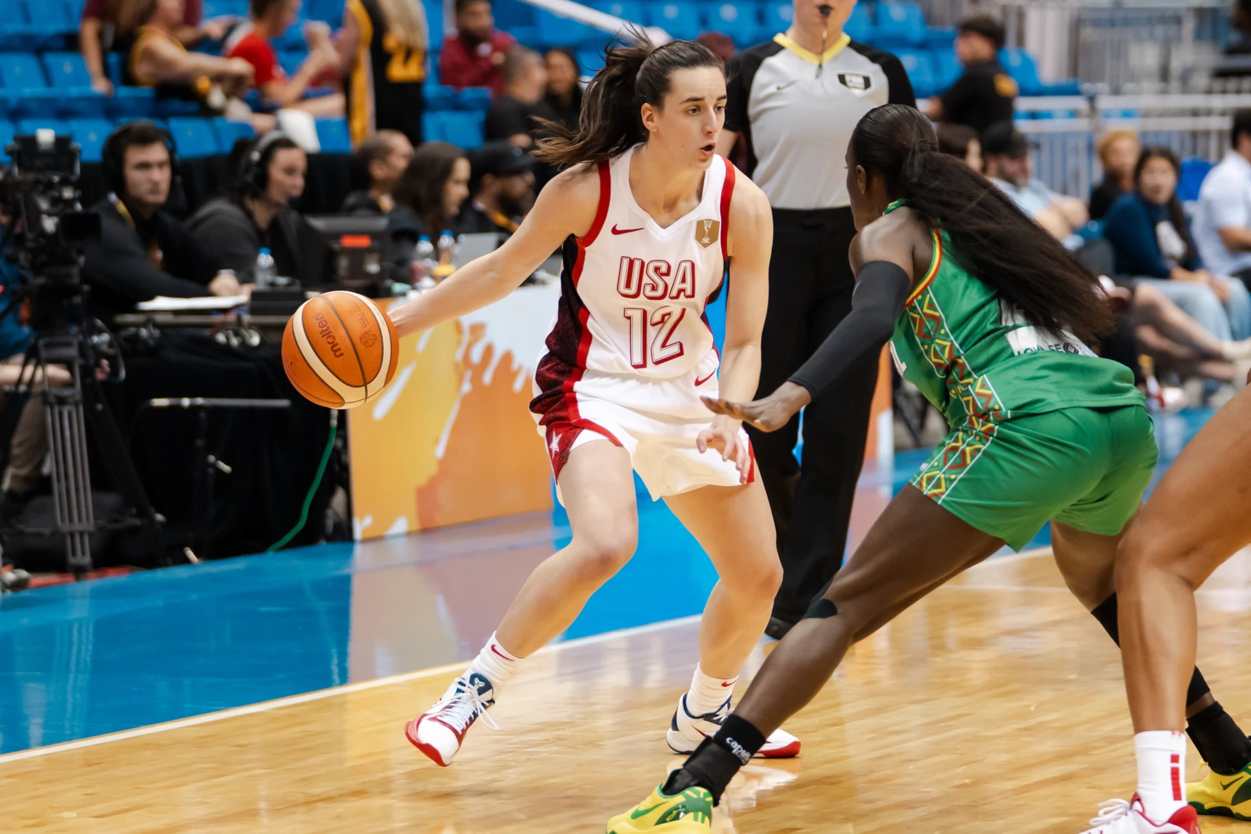 Caitlin Clark durante el primer juego de Estados Unidos en el clasificatorio a la Copa del Mundo de la FIBA 2026 en el Coliseo de Puerto Rico.