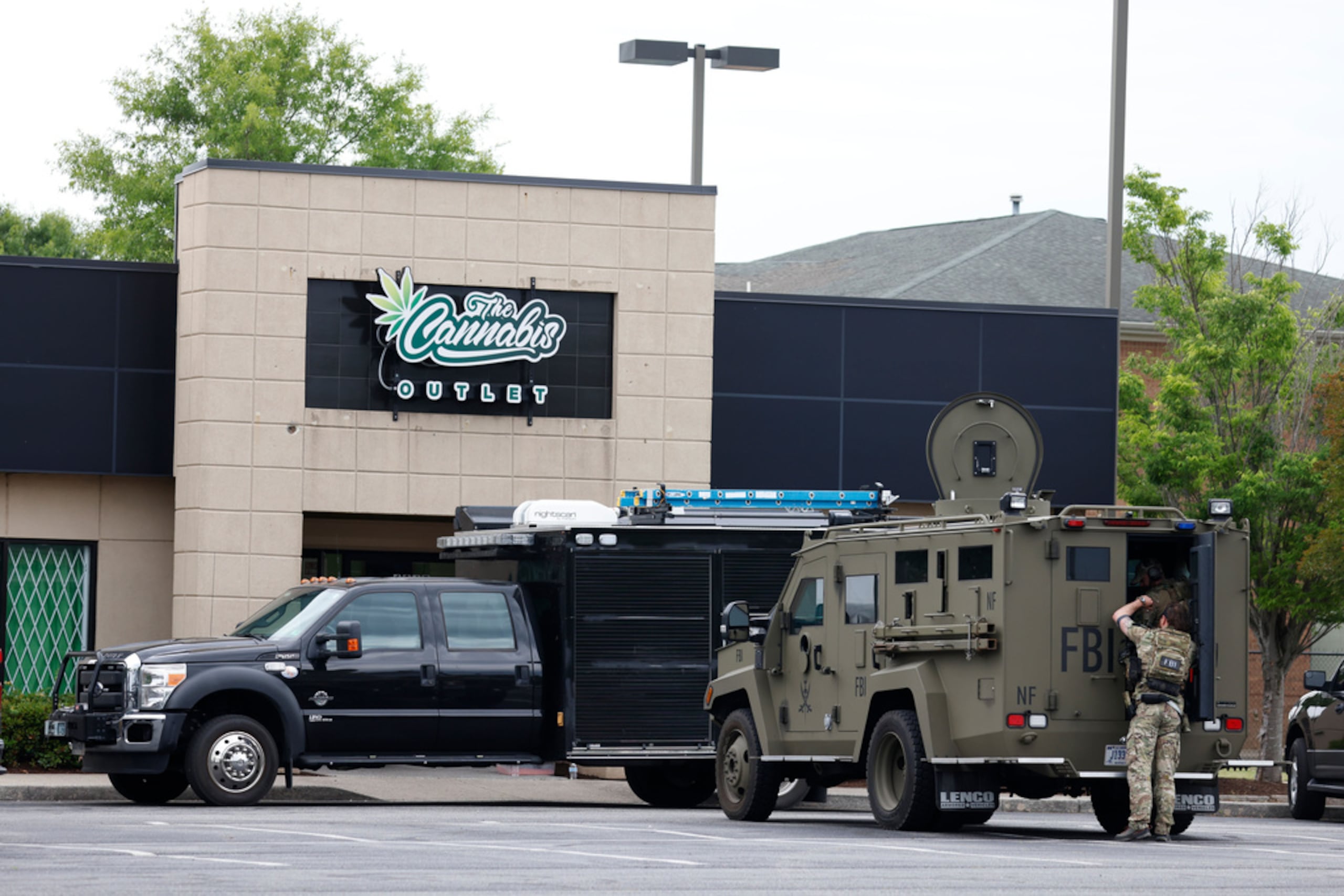 Personal del FBI estacionado afuera en una zona comercial en Portsmouth, Virginia, tras ejecutar una orden de registro el miércoles 6 de mayo de 2026.