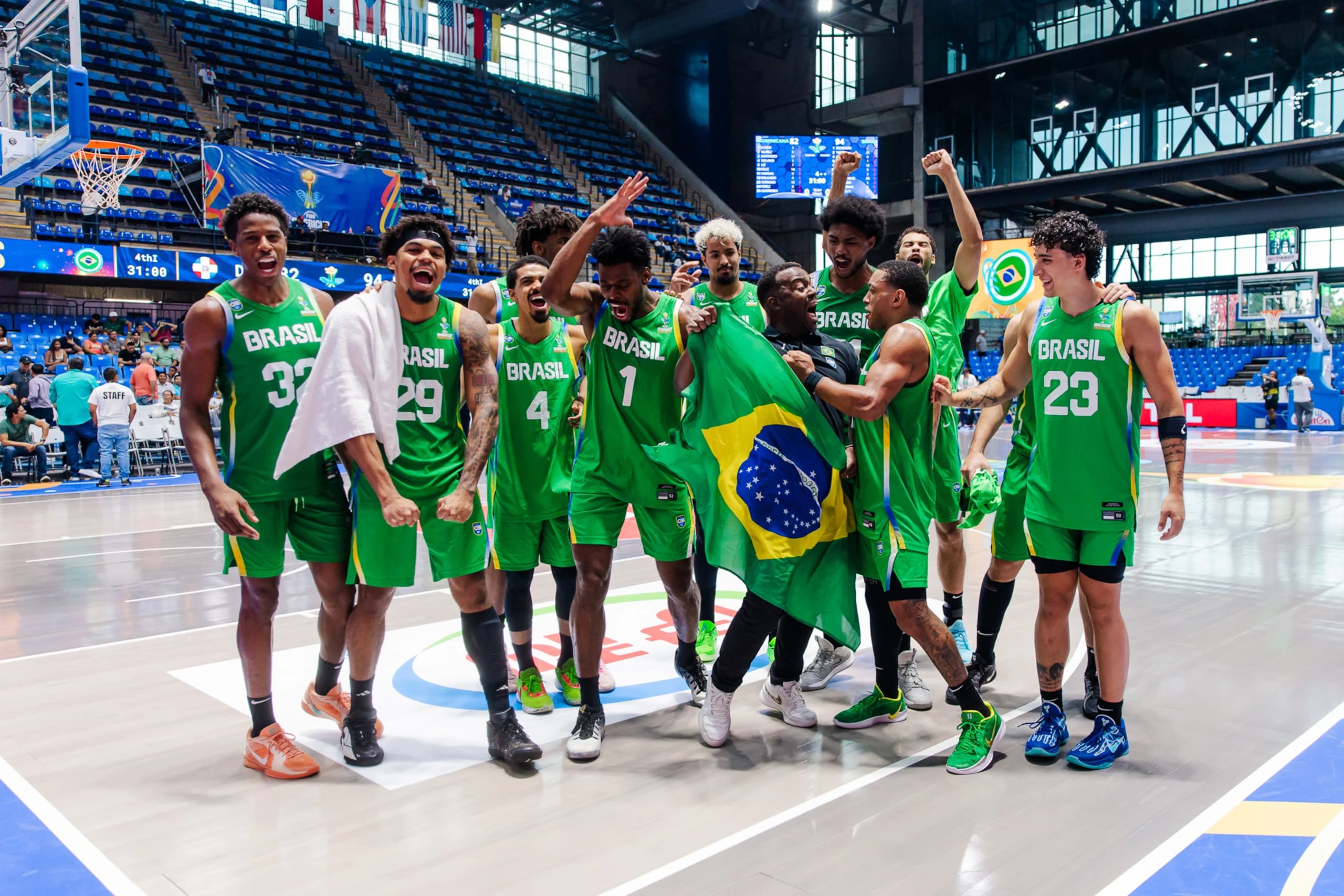 Los brasileños festejan el pase a las semifinales de la AmeriCup tras derrotar a República Dominicana.