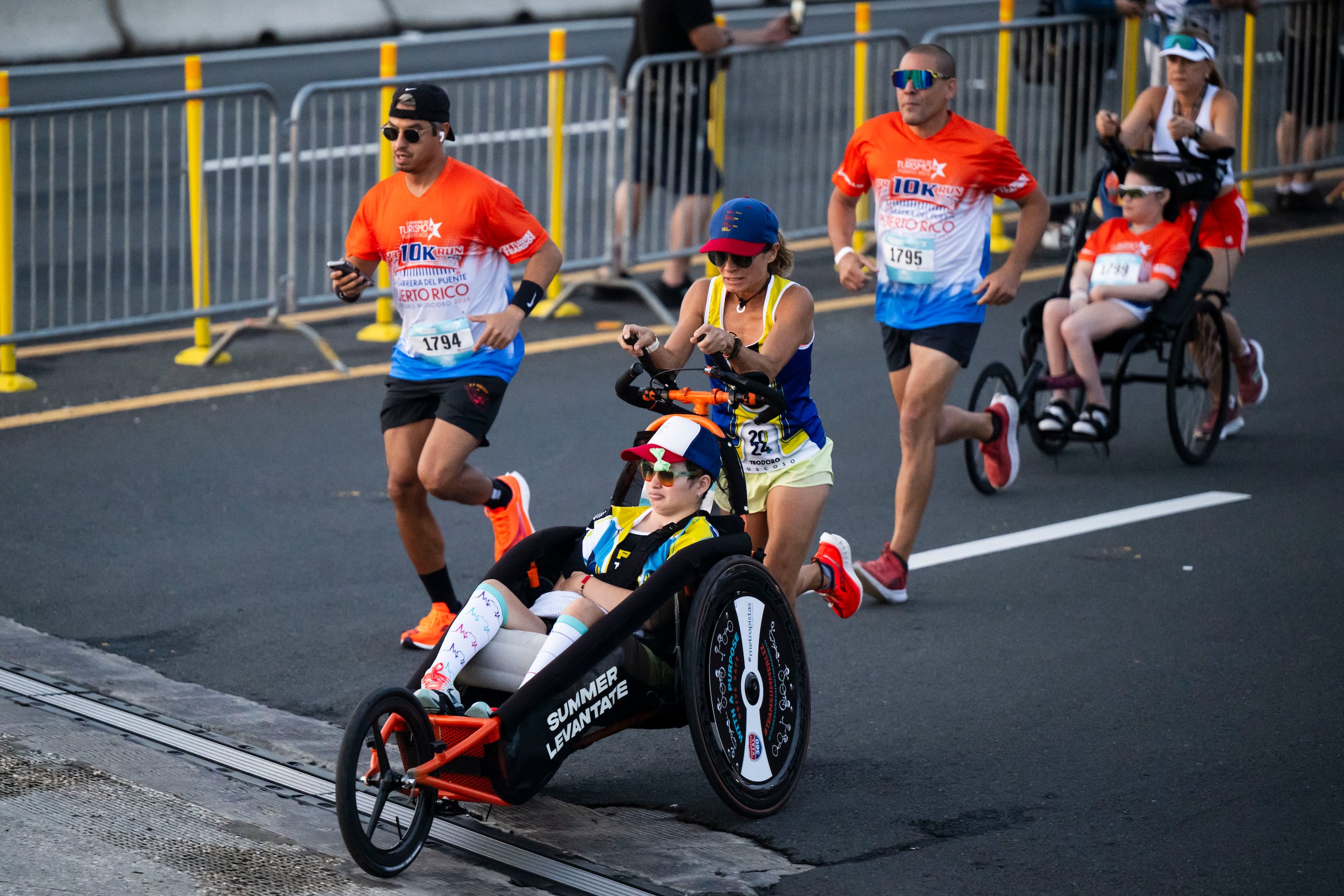 Liz López y Summer Liz Márquez López estuvieron una vez corriendo y llevando un mensaje sobre la necesidad de la seguridad vehicular.