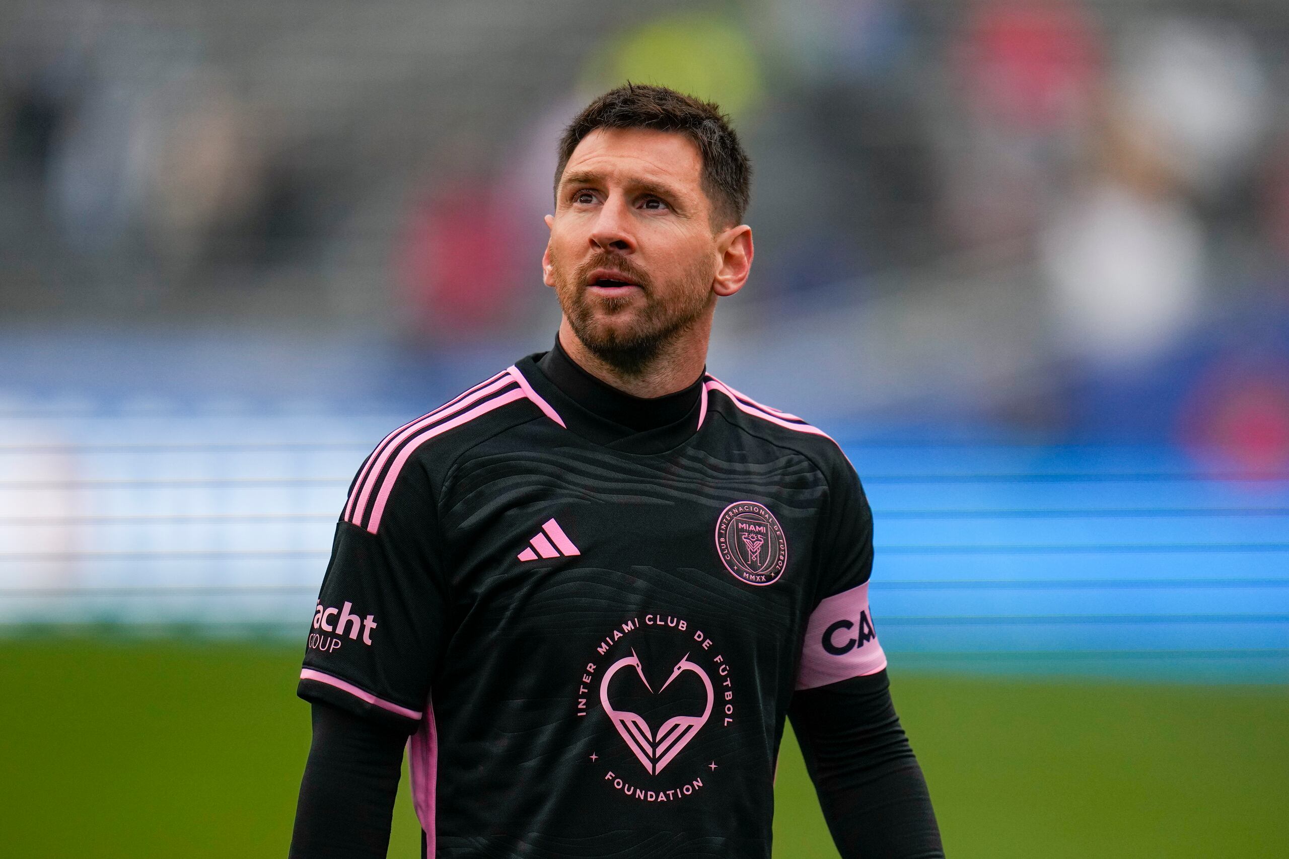 Lionel Messi, de Inter Miami, observa durante la primera mitad de un partido amistoso de pretemporada de la MLS contra FC Dallas el lunes 22 de enero de 2024 en el Cotton Bowl de Dallas.