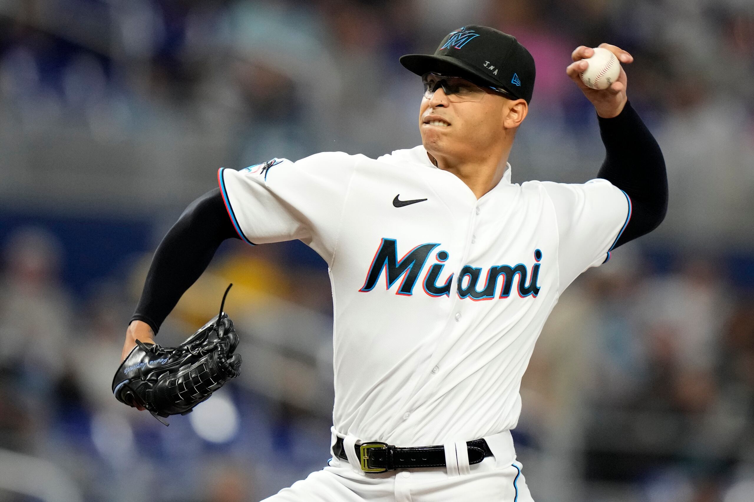 El peruano abridor de los Miami Marlins, Jesús Luzardo, realiza un lanzamiento en la primera entrada del juego ante los Braves de Atlanta.