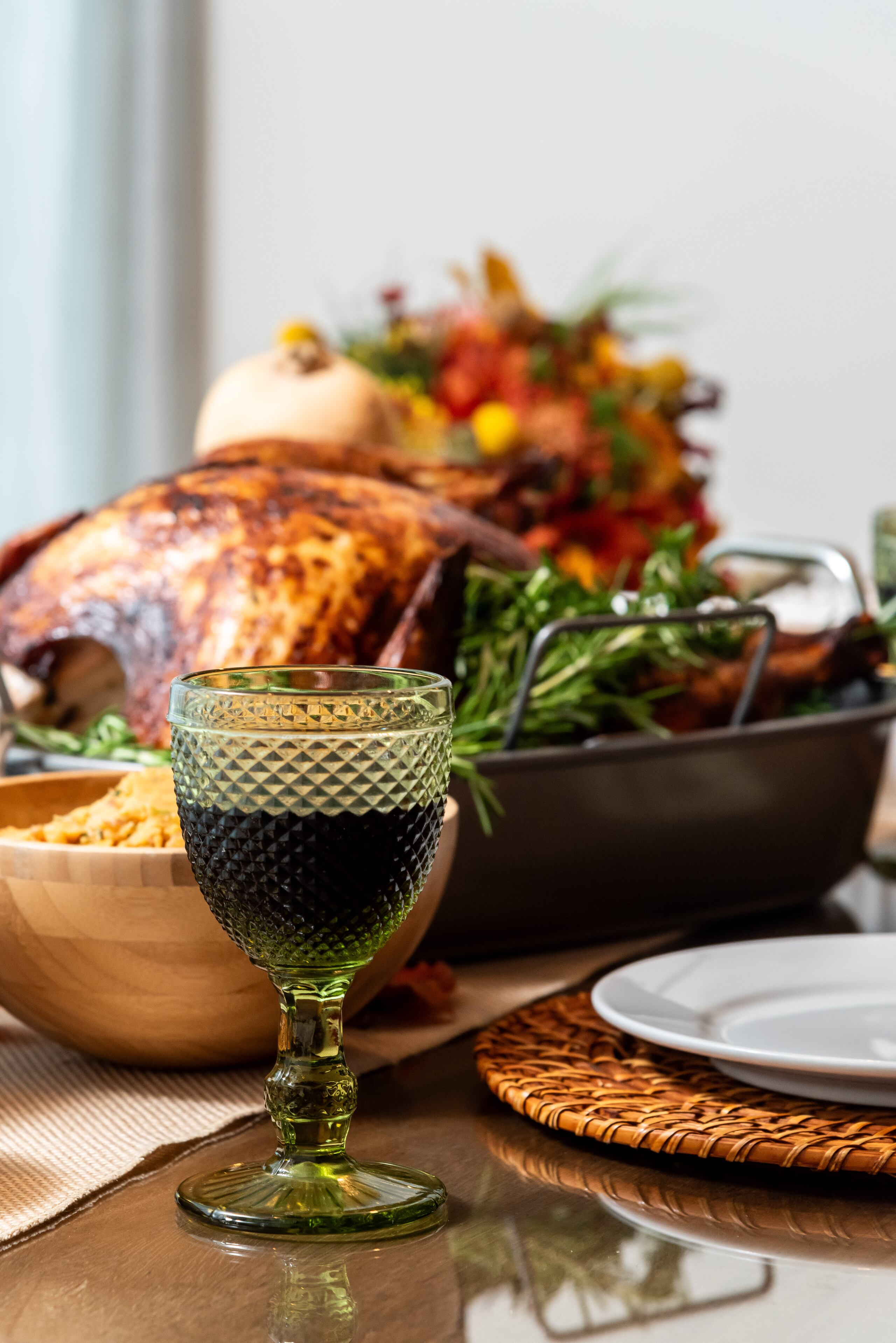 El verde "sage" y los tonos tierra visten la mesa de Acción de Gracias.