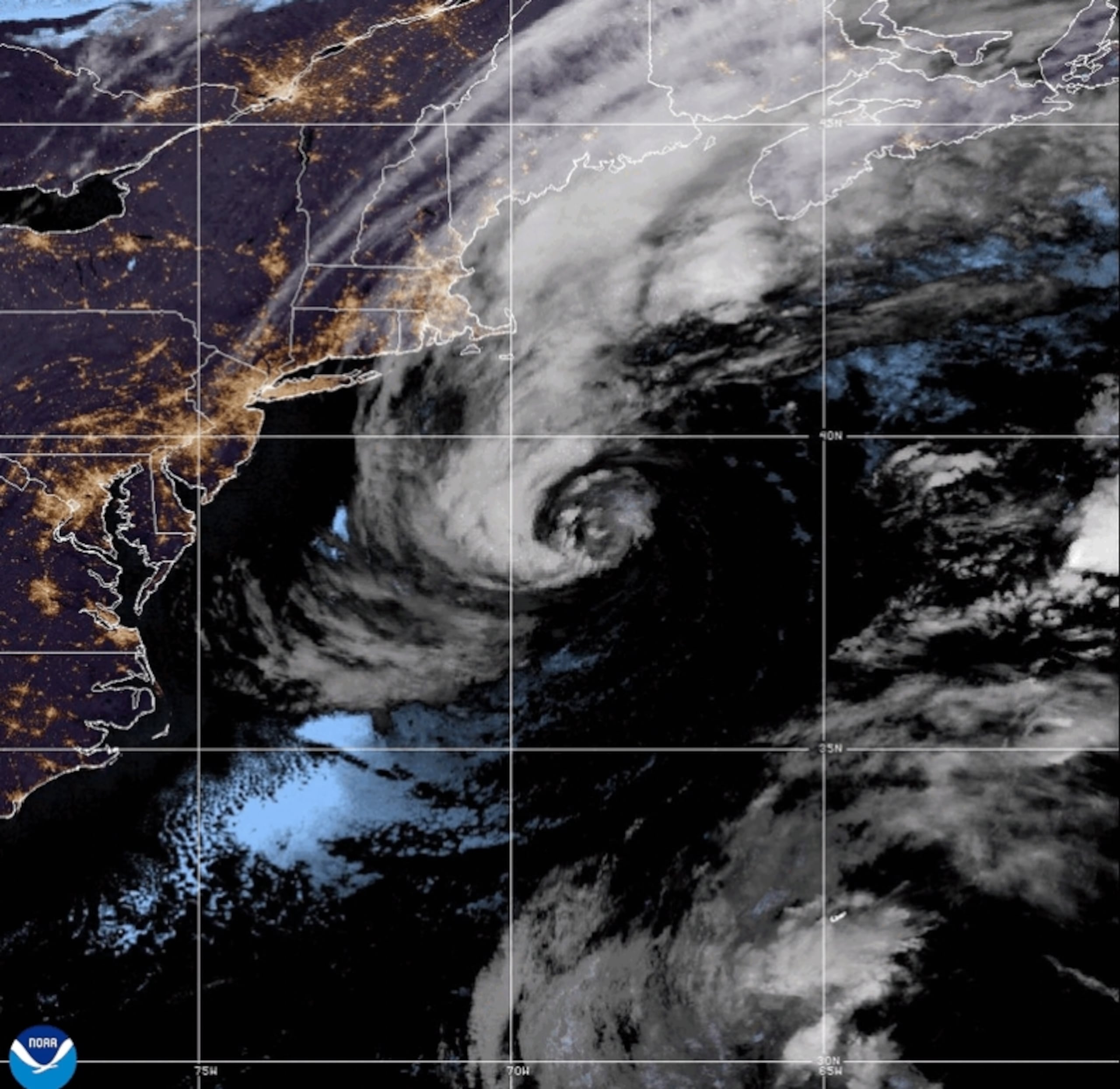 La tormenta registraba vientos máximos sostenidos de 65 millas por hora y se encontraba centrada a unas 265 millas al sur de Nantucket, Massachusetts.