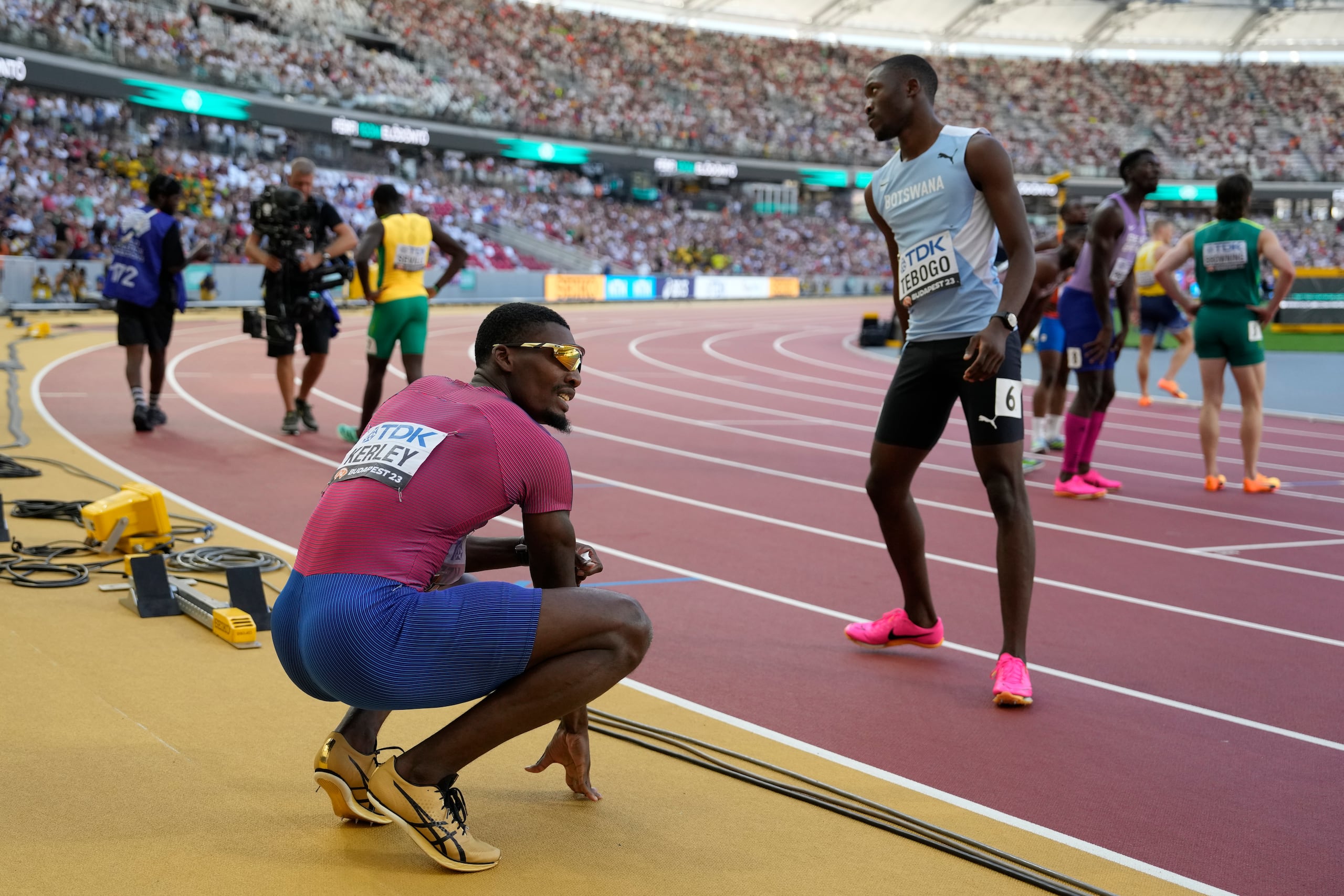 Fred Kerley, de los Estados Unidos, mira la pizarra con sorpresa luego de quedarse fuera de la final de los 100 metros. Kerley es el vigente campeón mundial de la prueba.