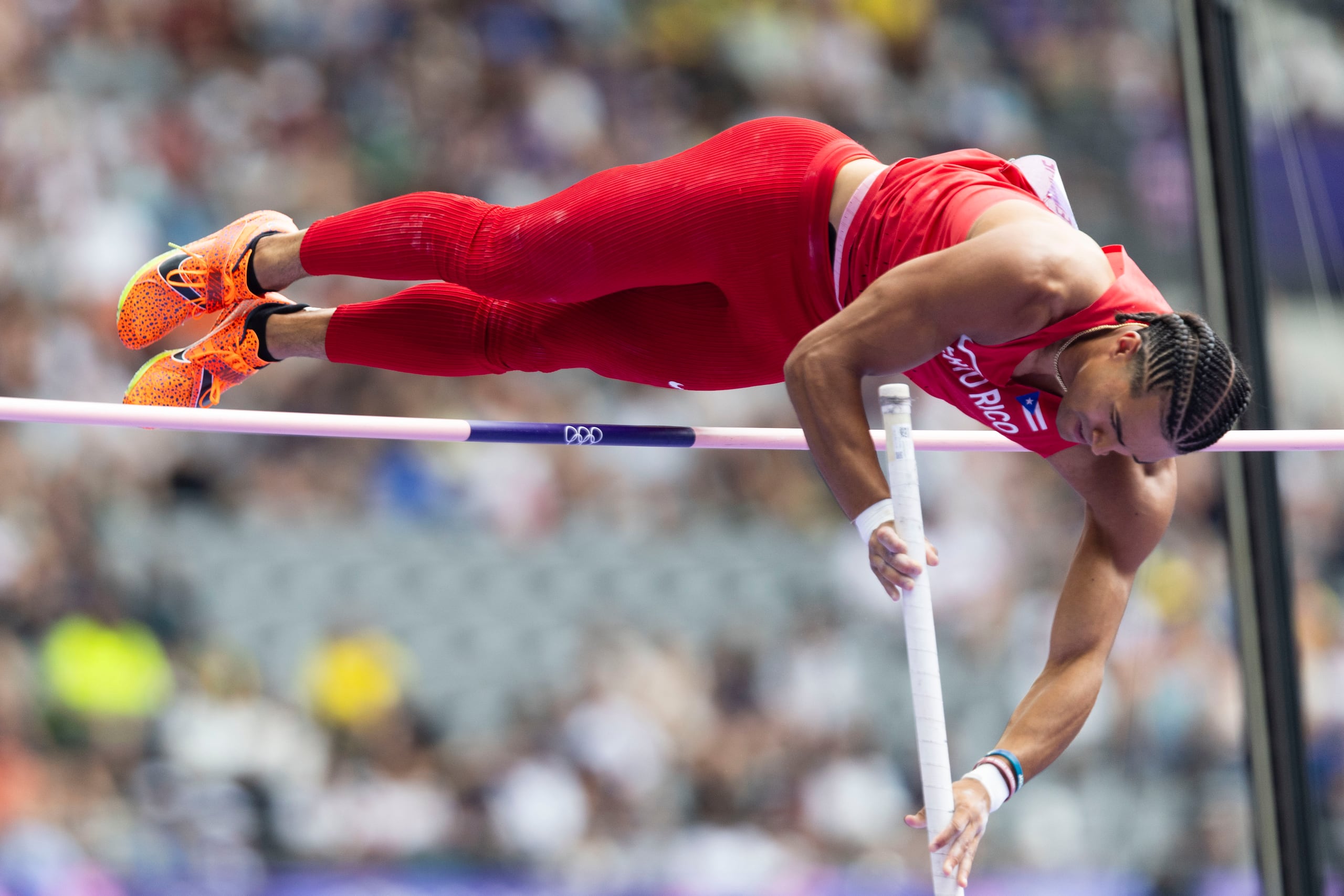 Ayden Owens aparece aquí superando con efectividad uno de sus saltos con pértiga en París 2024.
