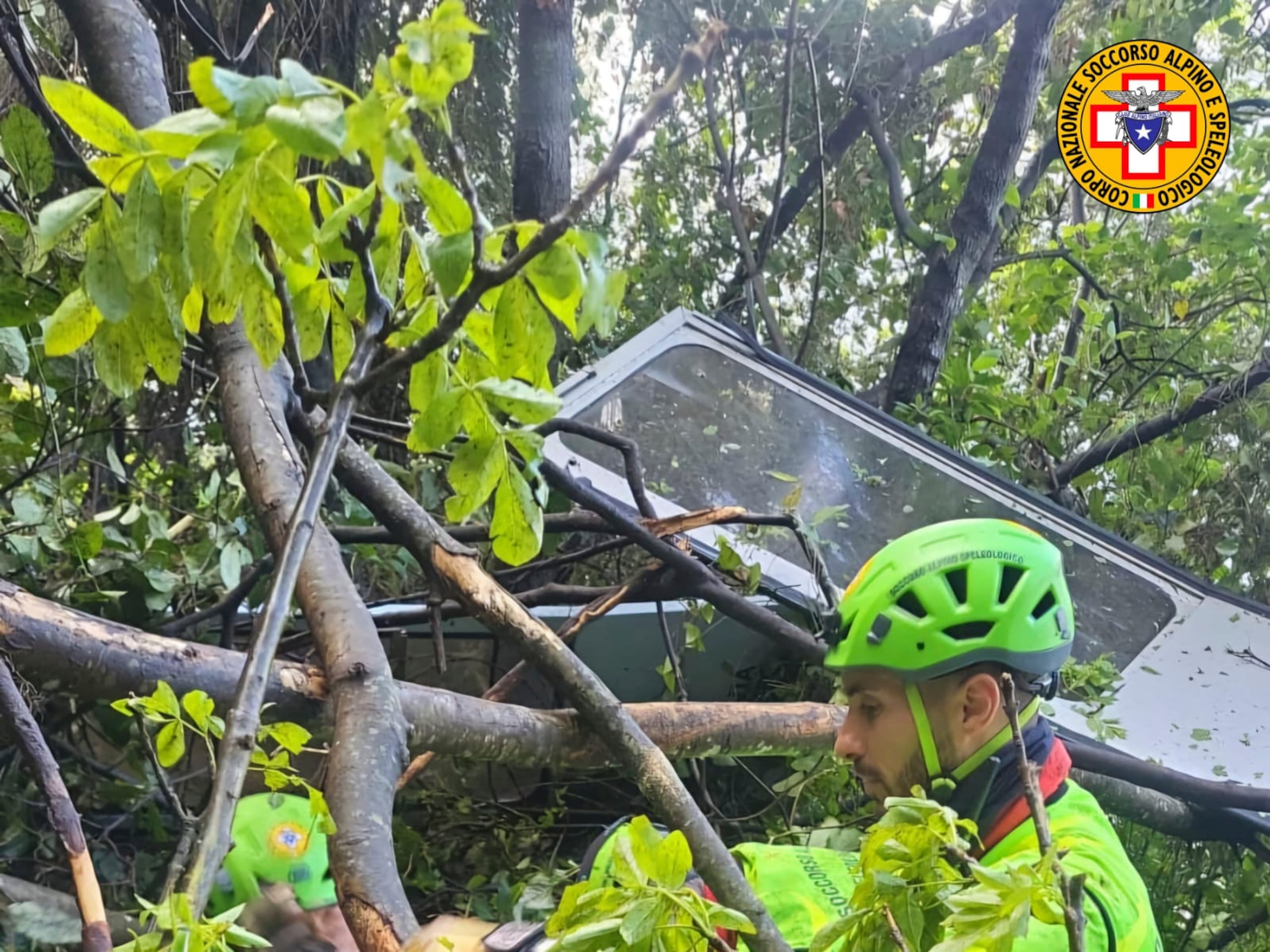 Foto entregada por el Cuerpo de Rescate Alpino y Espeleológico de Italia el 17 de abril del 2025, que muestra a rescatistas en el lugar en que cayó un teleférico cerca de Nápoles en Italia. (Cuerpo de Rescate Alpino y Espeleológico de Italia via AP)