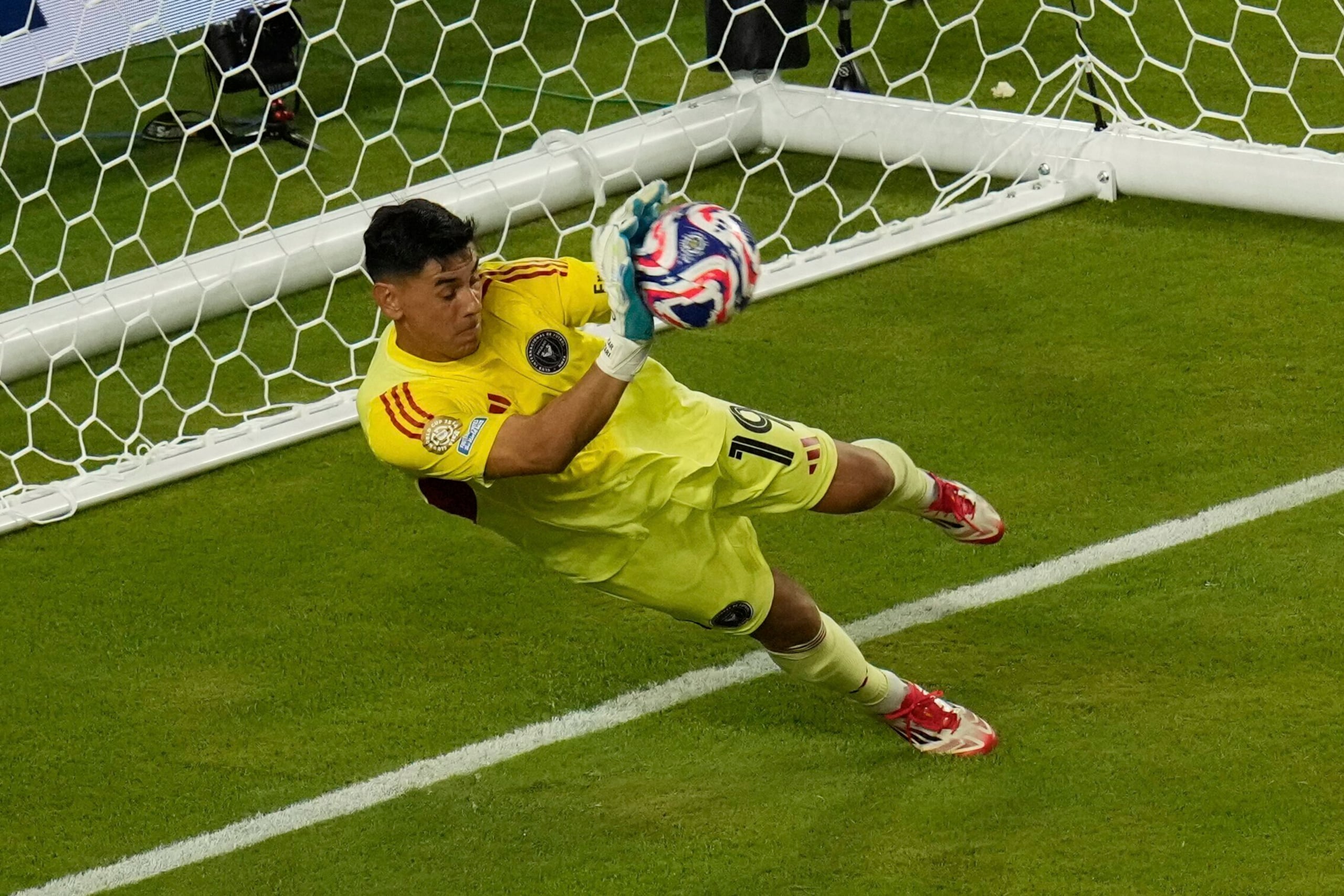 Óscar Ustari, arquero argentino del Inter Miami, ataja un penal ejecutado por Mahmoud Trezeguet de Al Ahly, el sábado 14 de junio de 2025, en el Mundial de Clubes (AP Foto/John Raoux)