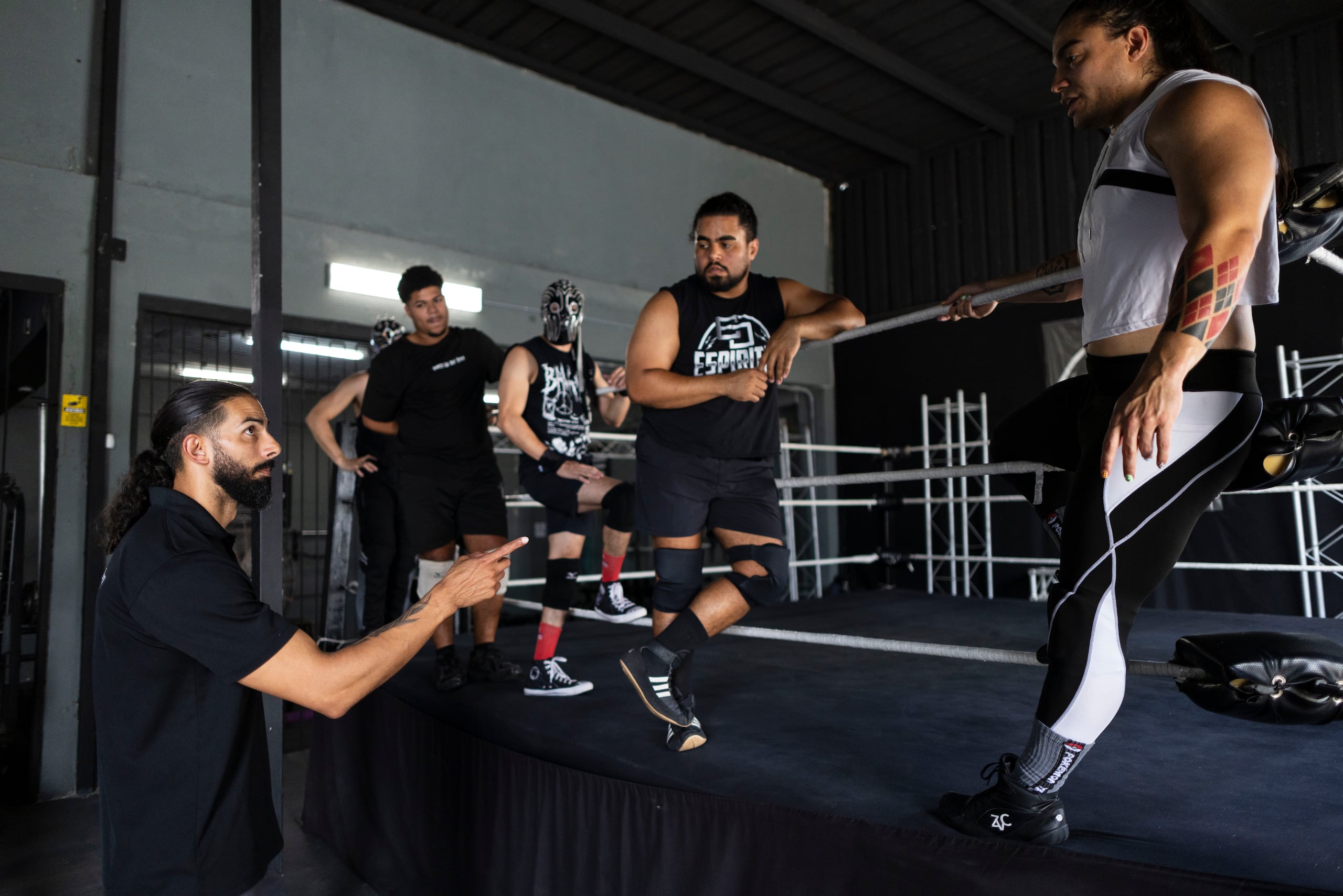 Víctor Ortiz, conocido como Mike Mendoza, imparte instrucciones a sus alumnos en Espíritu Pro Wrestling Dojo.