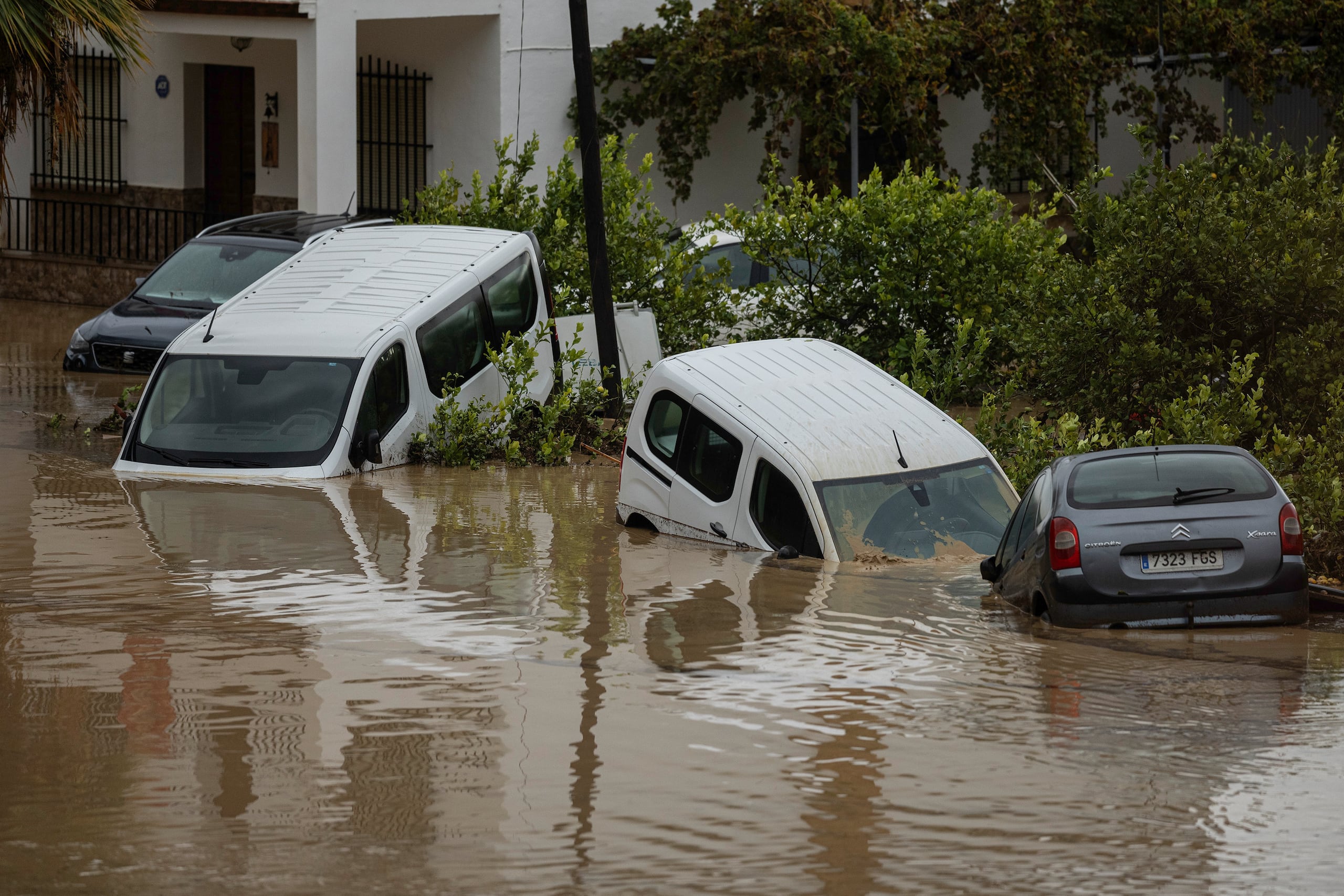 Estado en el que han quedado los coches en la localidad malagueña de Álora (sur de España) tras el desborde del río Guadalhorce debido a las lluvias torrenciales. EFE/Jorge Zapata.