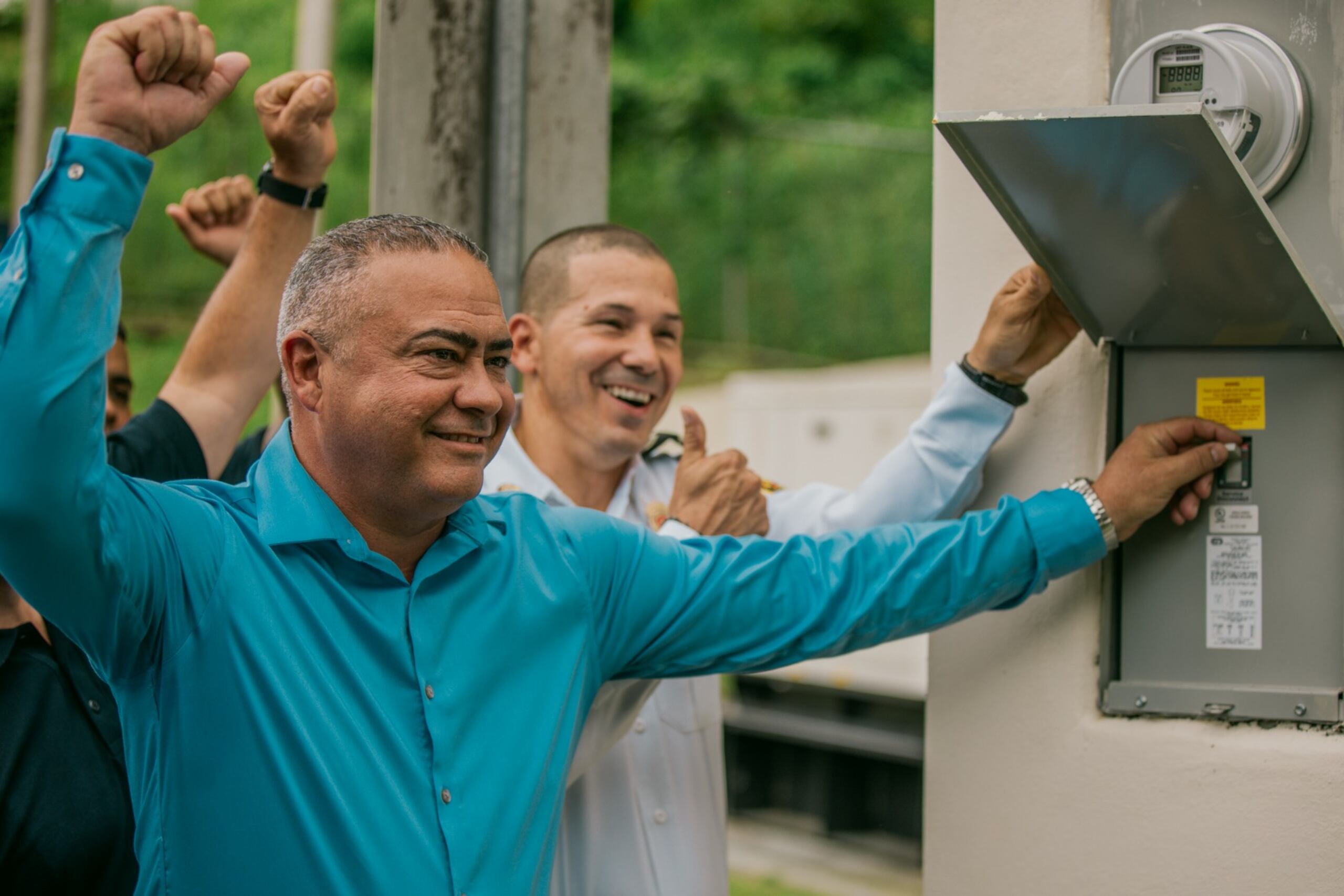 El comisionado del Negociado de Bomberos, Josué Piñeiro, celebra al devolver el servicio de energía eléctrica a la estación de bomberos del Poblado Rosario, en San Germán.