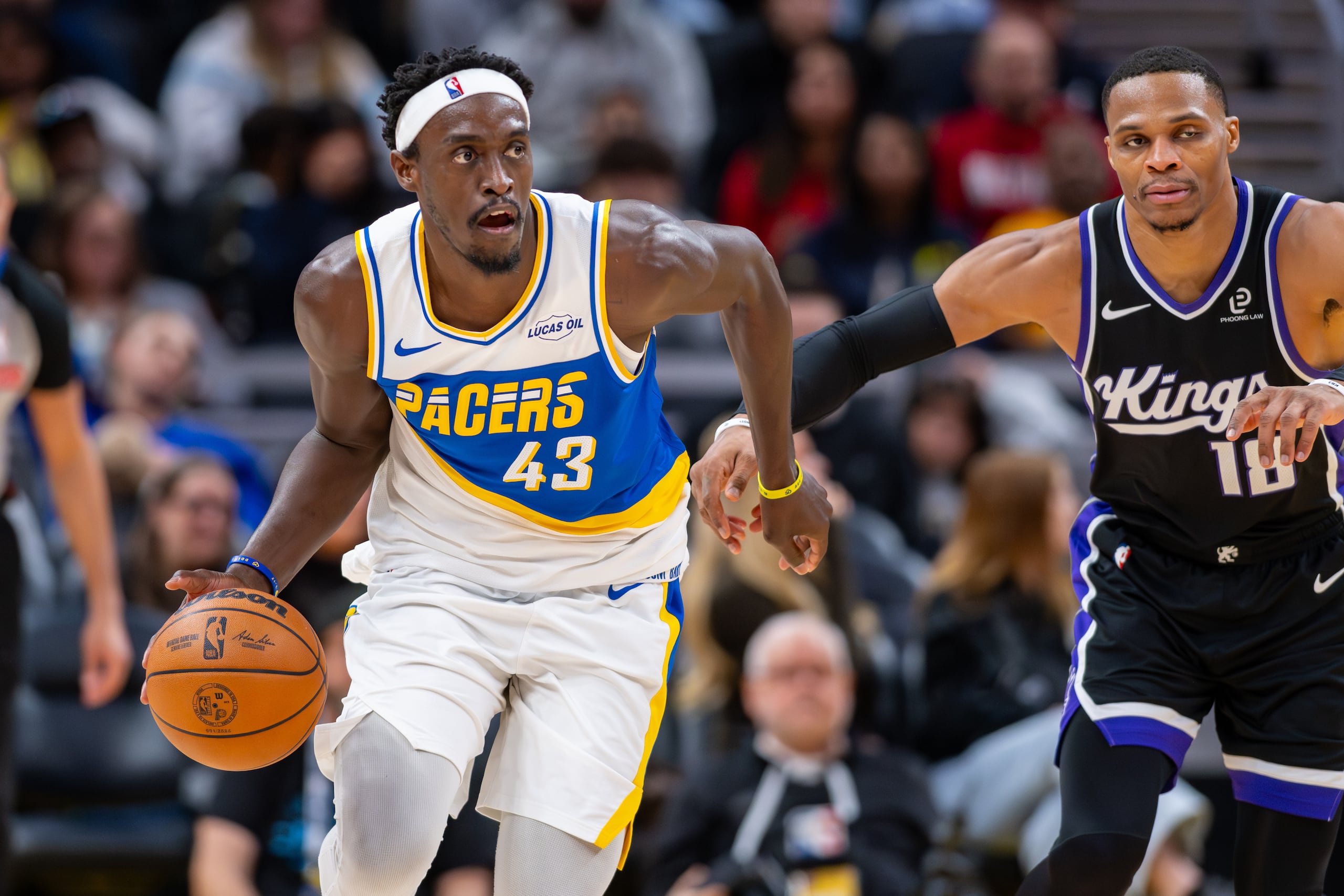 Pascal Siakam (43), de los Pacers de Indiana, maneja el balón hacia la canasta rival durante la segunda mitad del juego de baloncesto de la NBA contra los Kings de Sacramento, el lunes 8 de diciembre de 2025, en Indianápolis. (AP Foto/Doug McSchooler)