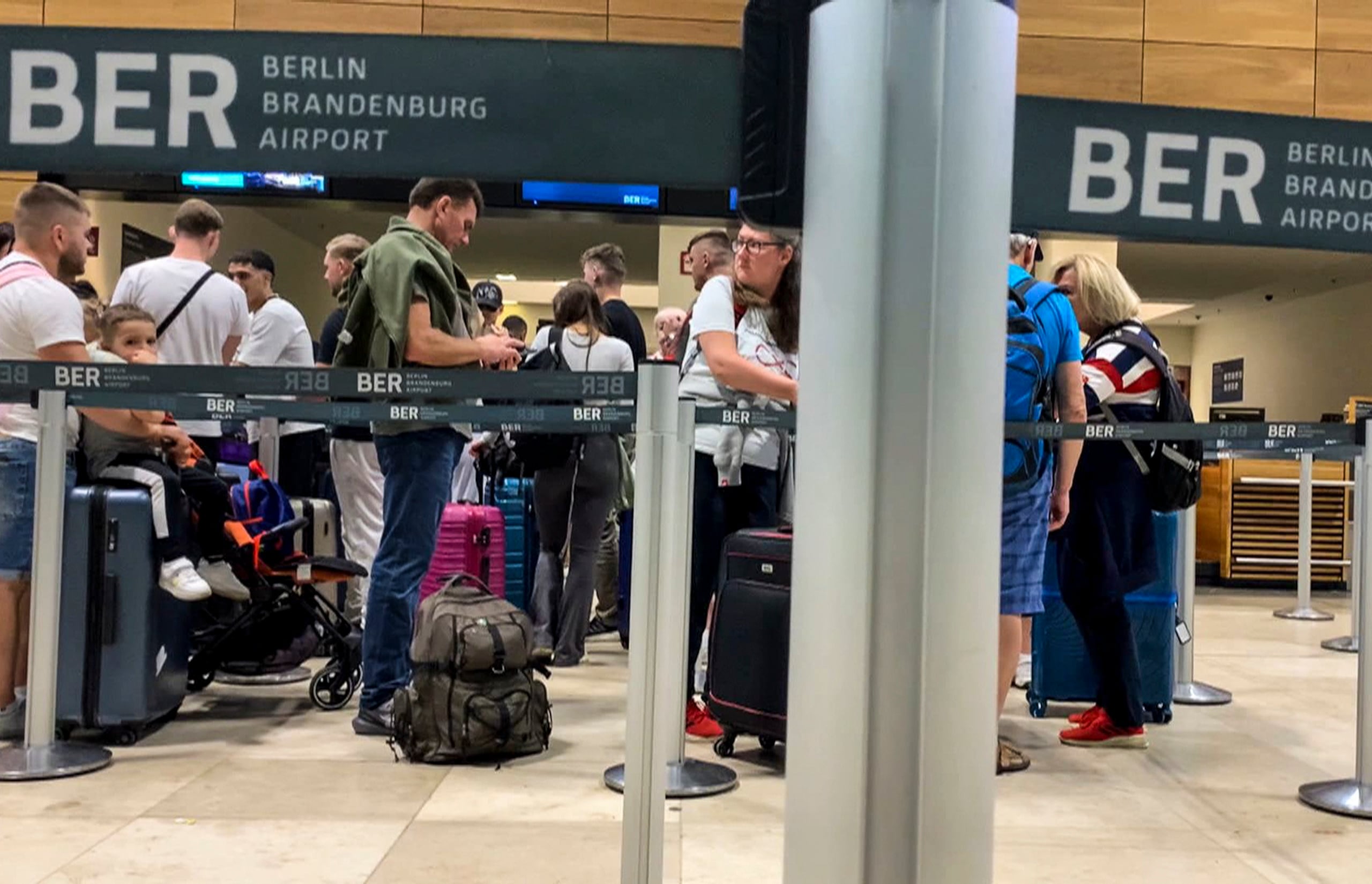 Los aeropuertos aconsejaron a los pasajeros que verificaran el estado de sus vuelos antes de viajar a los aeropuertos y que utilizaran métodos alternativos de facturación.