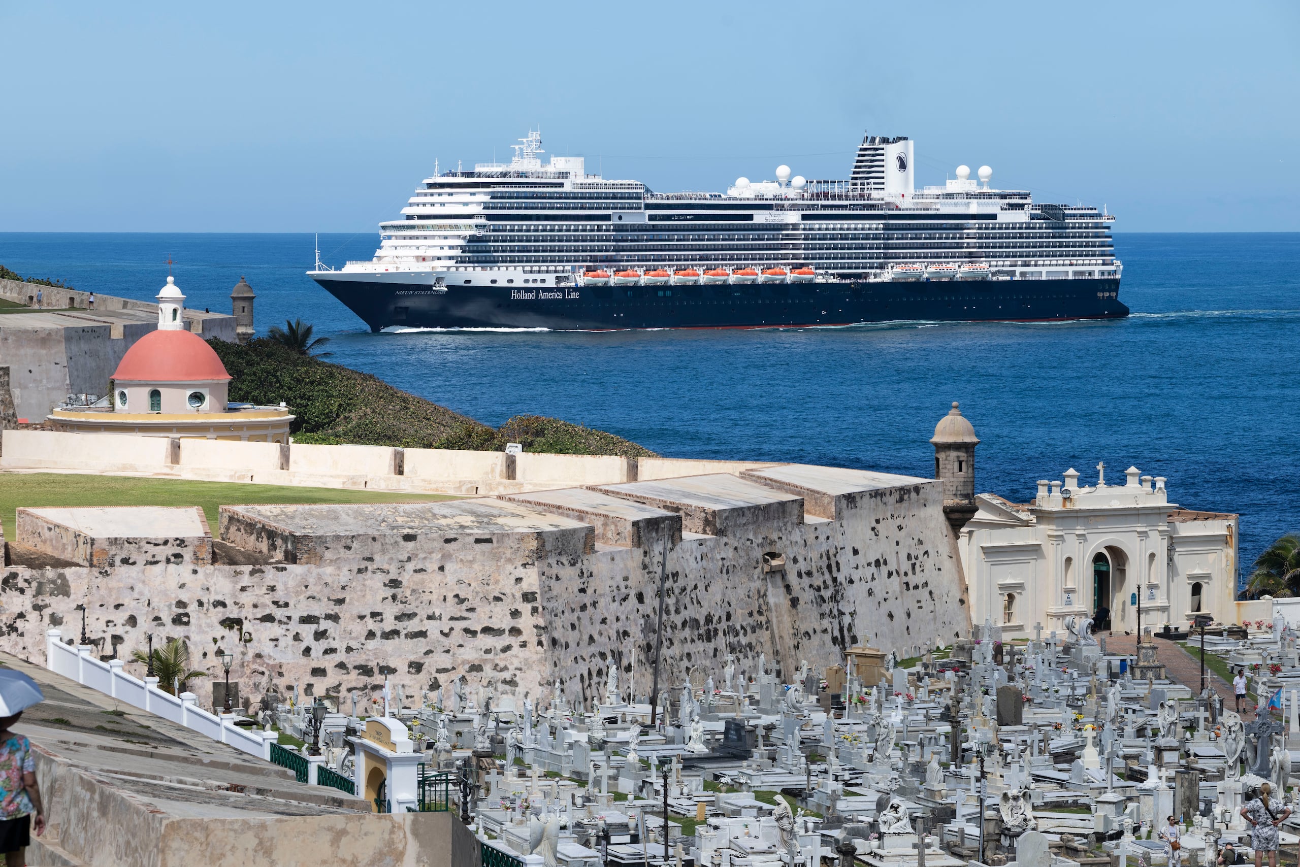 El crucero de Holland America Line llega a la bahía de San Juan. Foto por: Xavier Araújo / GFR Media