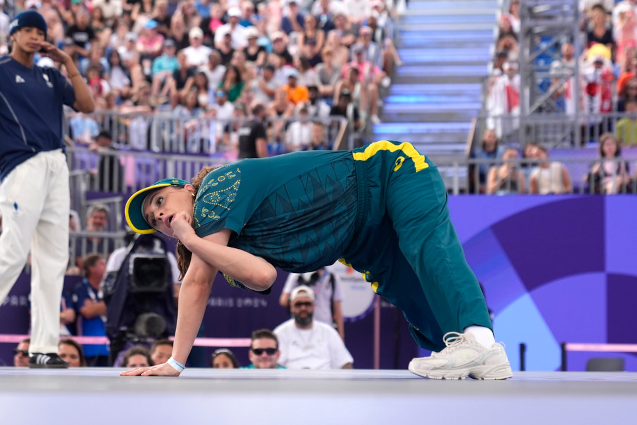 La australiana Rachael Gunn, conocida como B-Girl Raygun, compite durante la Batalla Round Robin en la competencia de breaking en el Parque Urbano de La Concorde en los Juegos Olímpicos de Verano 2024, el 9 de agosto de 2024, en París, Francia.