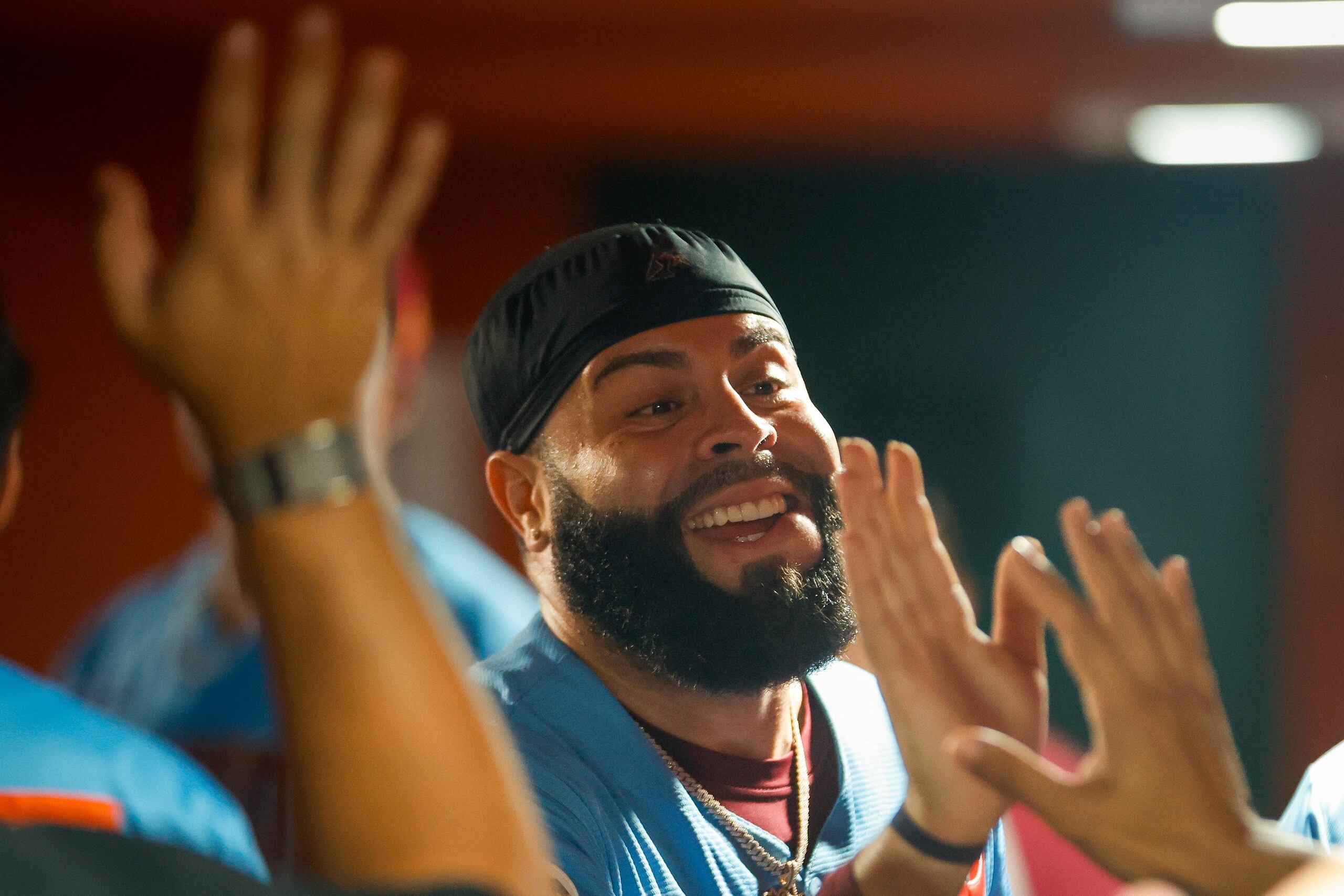 Emmanuel Rivera celebra, en el dugout visitante, una carrera de los Indios de Mayagüez ante los Gigantes de Carolina.