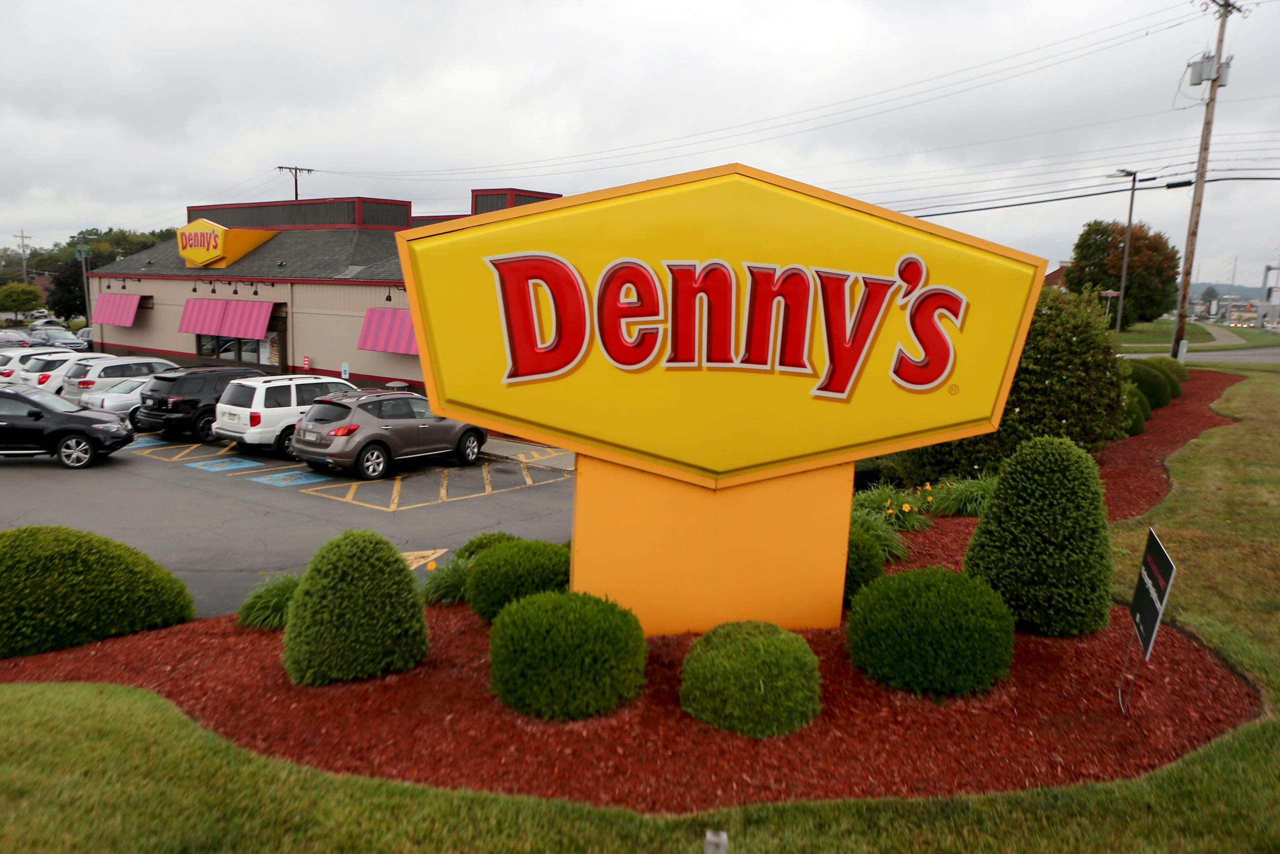 La inflación en los restaurantes está superando a la inflación de los precios de los comestibles, lo que hace más difícil para algunos clientes justificar comer fuera, explicó Denny’s.