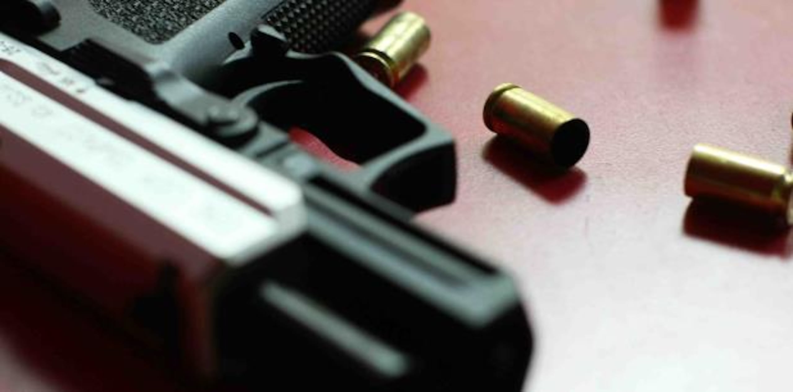 El Juez Ángel Rivera del Tribunal de Aibonito encontró causa por violaciones al artículo 3.2 de la Ley 54 y 5.15 y 5.05 de la Ley de Armas. (archivo)