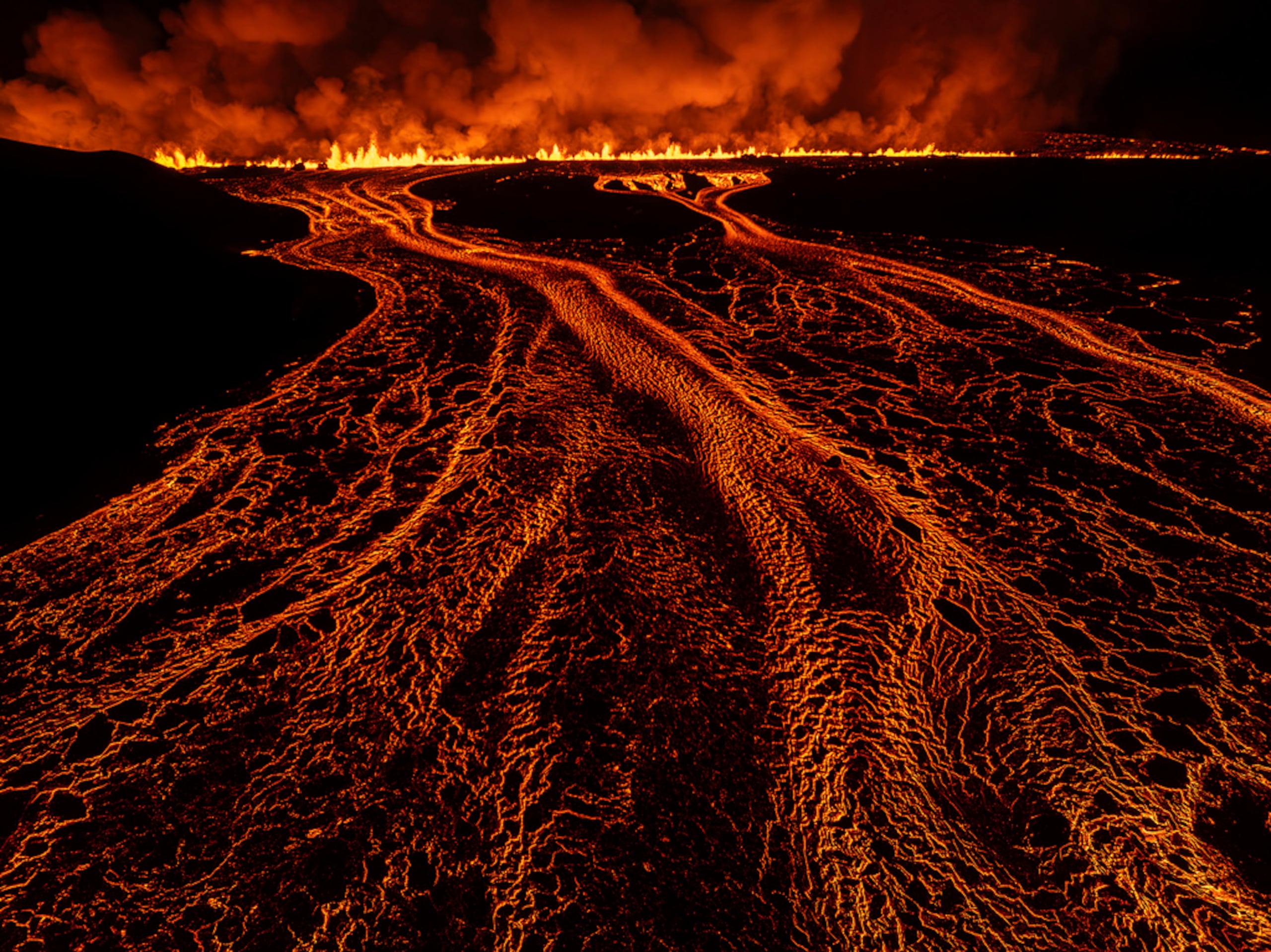 Colada de lava durante la nueva erupción volcánica en la península de Reykjanes en Islandia el 20 de noviembre de 2024.