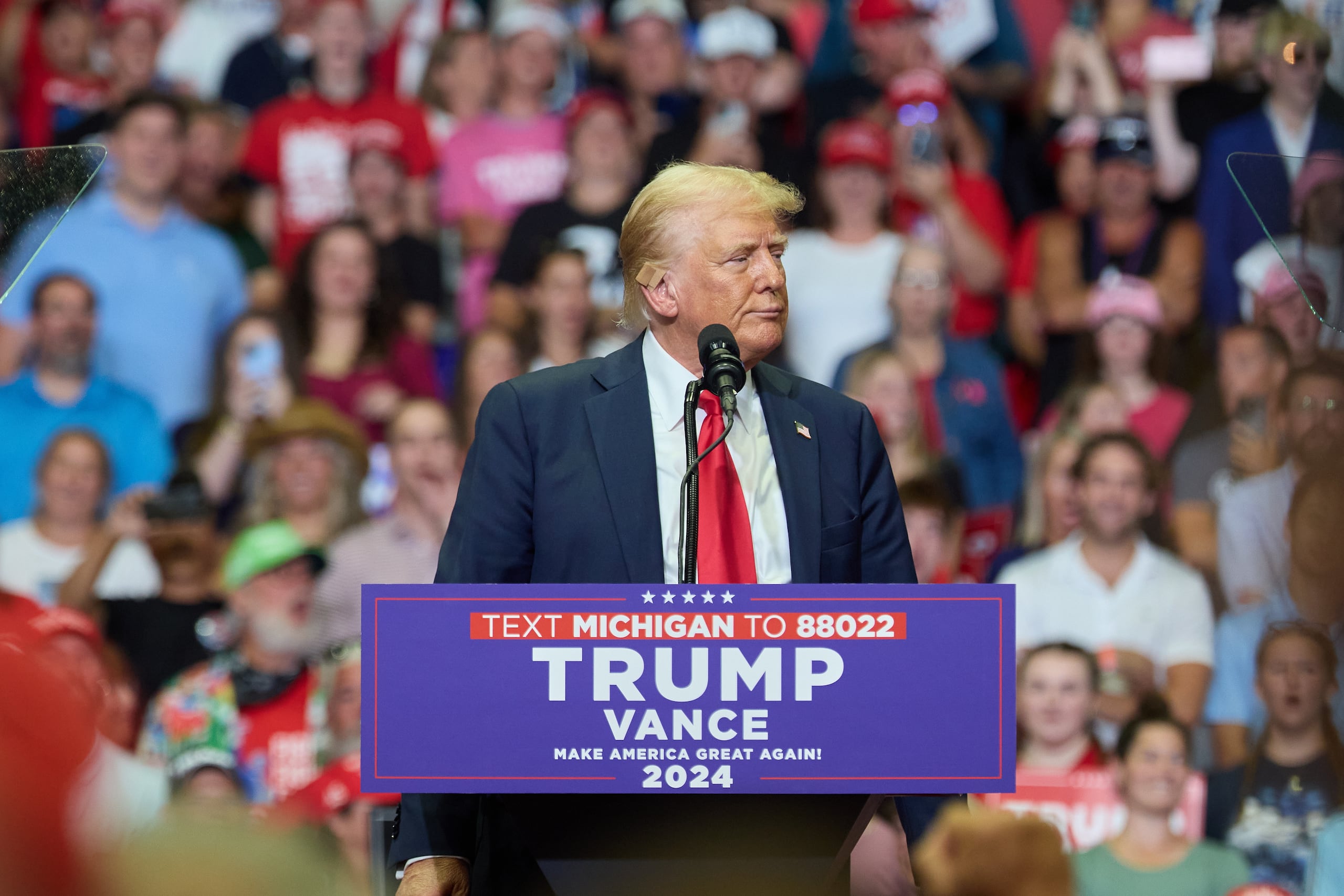 El candidato presidencial republicano Donald Trump habla en su primera manifestación conjunta con el candidato republicano a la vicepresidencia, el senador JD Vance, en Michigan, EE.UU. (EFE/Allison Dinner)