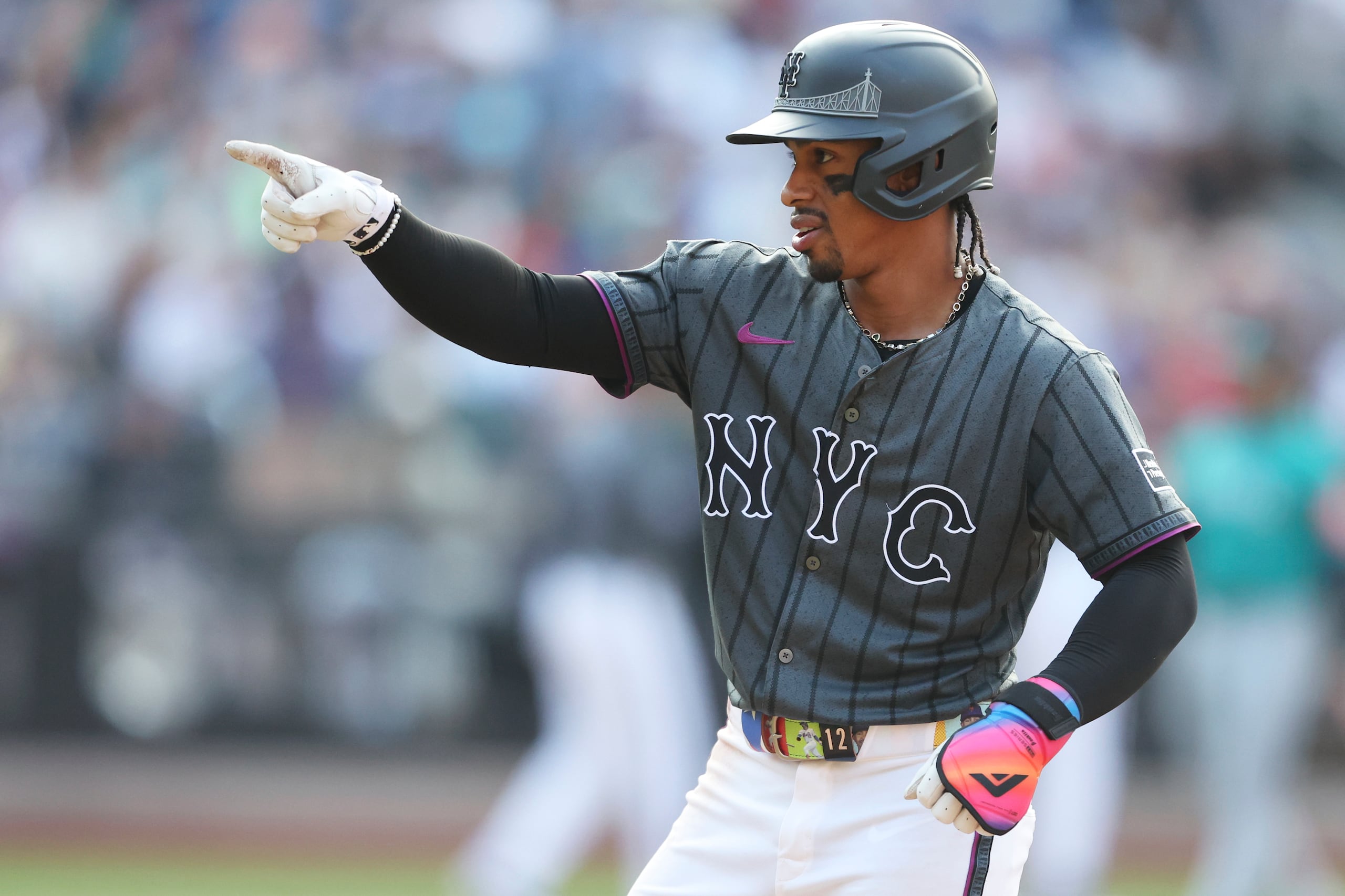 Francisco Lindor, de los Mets de Nueva York, señala hacia el dugout después de llegar a la primera base durante la séptima entrada contra los Mariners de Seattle, el sábado 16 de agosto de 2025.