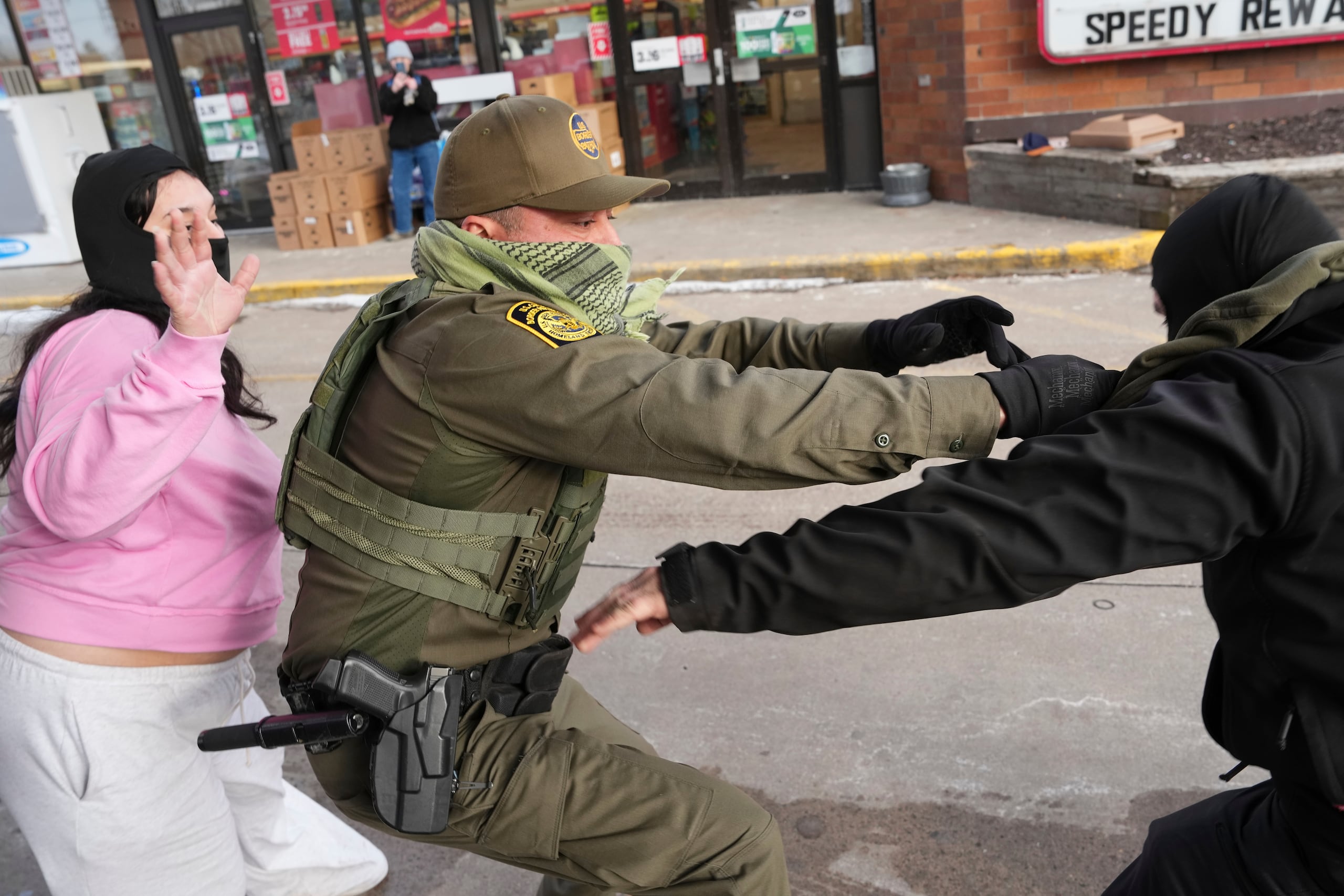 Un agente de la Patrulla Fronteriza arresta a un activista el domingo 11 de enero de 2026 en St. Paul, Minnesota. (Foto AP/Adam Gray)