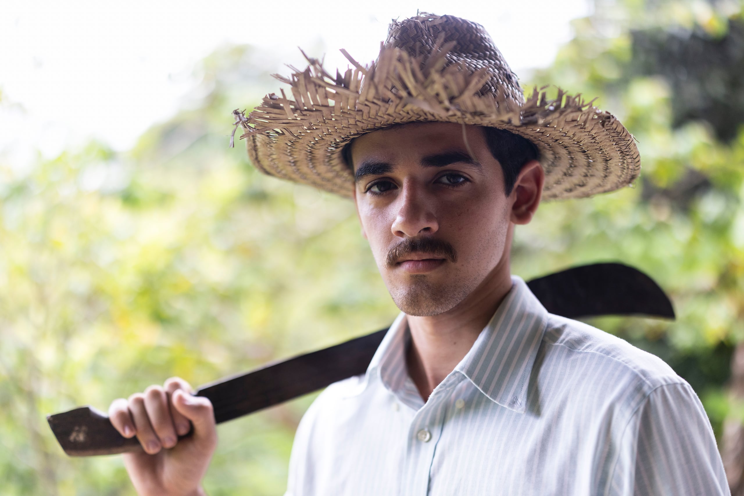 Su vestimenta evoca al jíbaro boricua que poblaba las zonas rurales de la Isla.