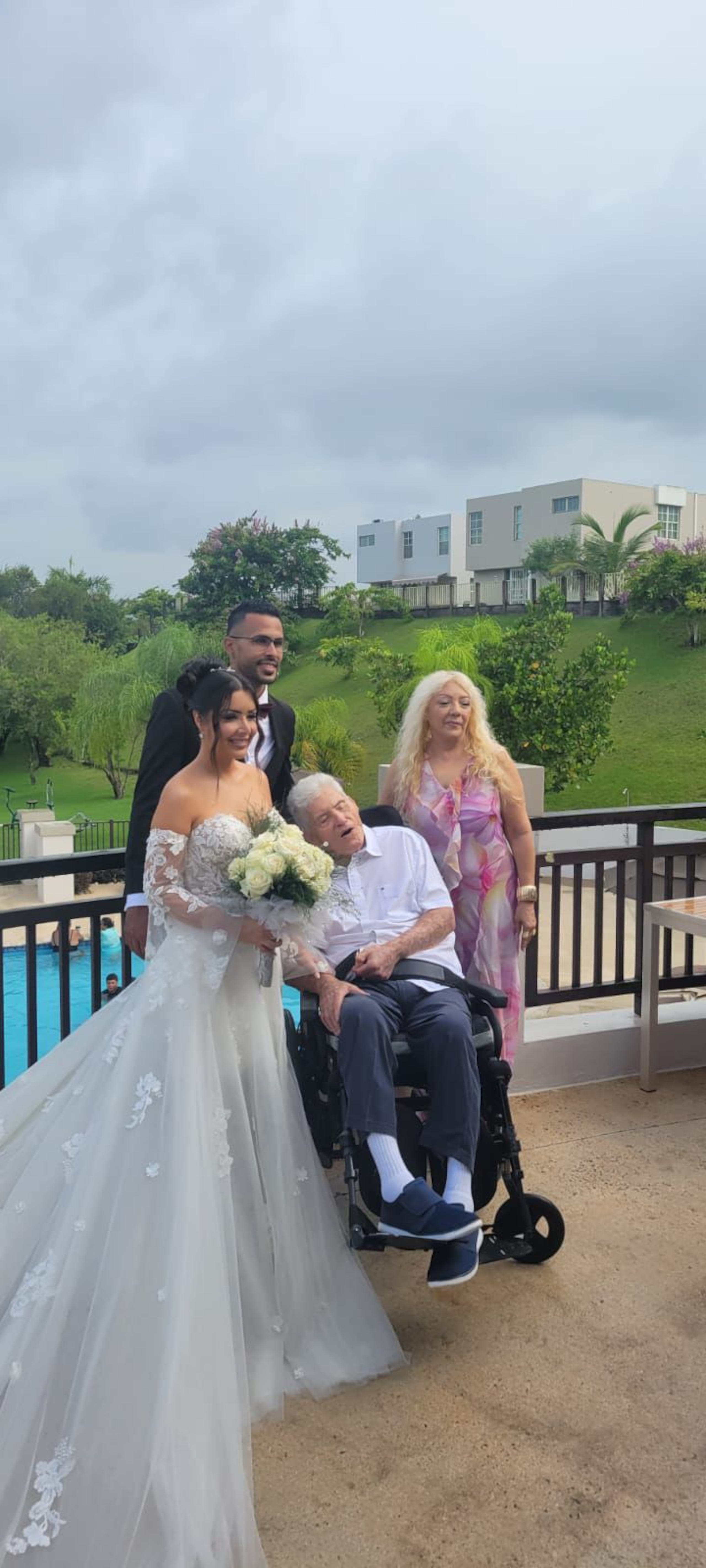 Los recién casados junto con el papá de la novia.