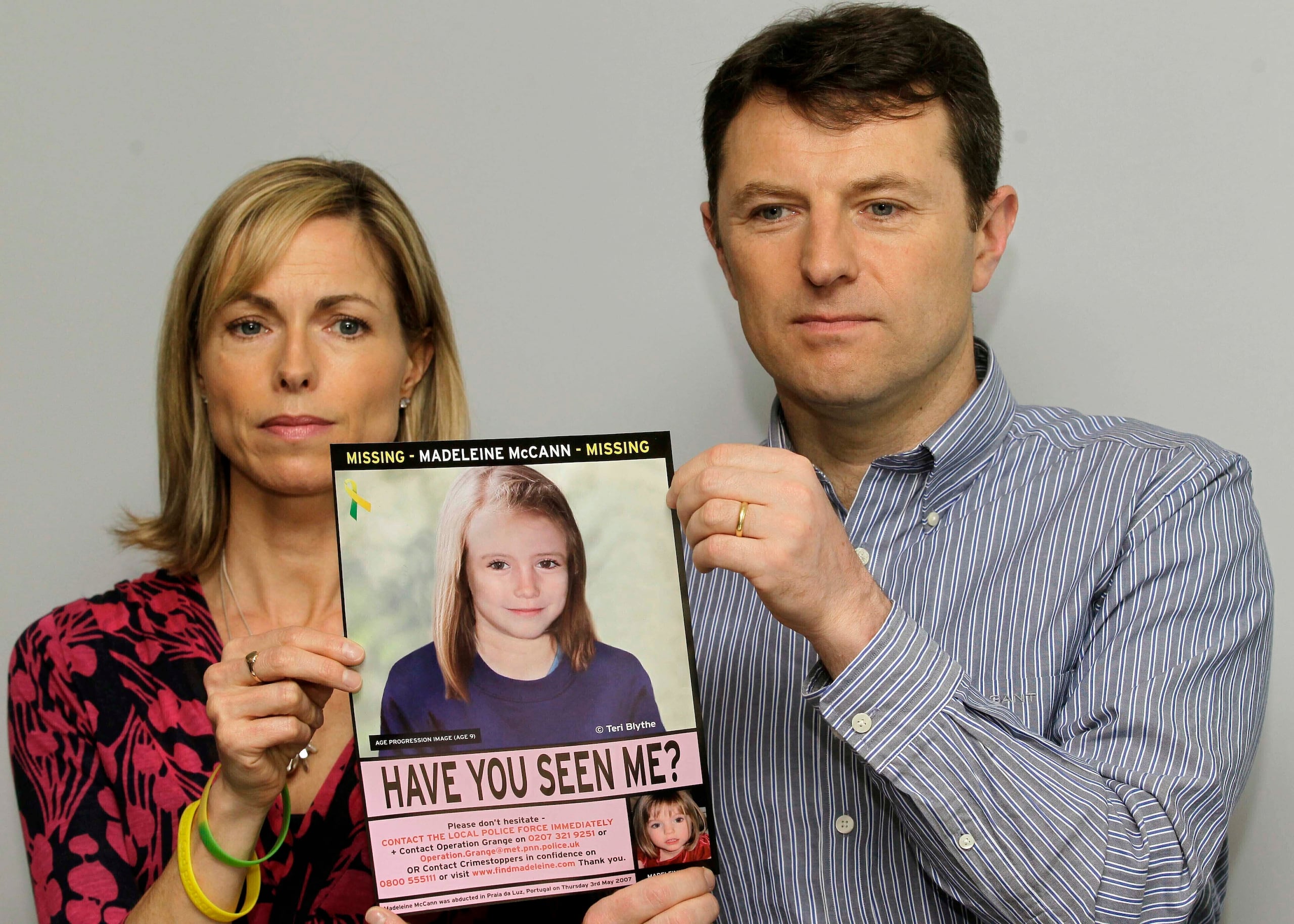 Kate y Gerry McCann posan para los medios con un cartel de búsqueda que ofrece una imagen generada por computadora sobre la posible progresión de la edad de su hija Madeleine, que desapareció en Portugal en 2007.