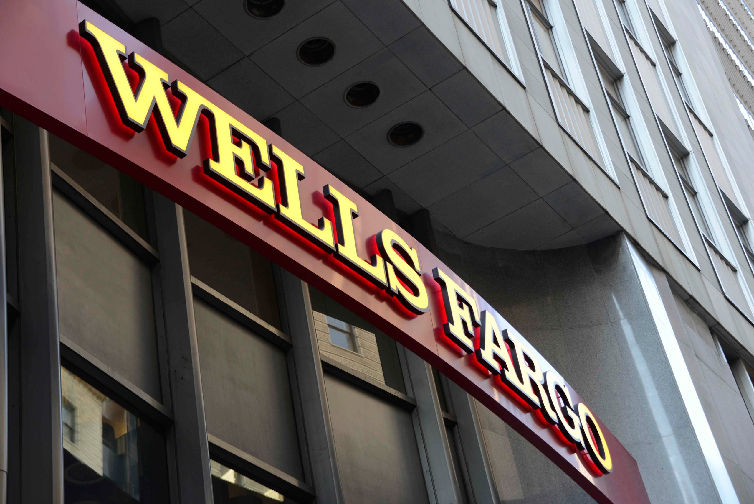 La decisión de la Fed llega dos años después de que estallara el escándalo de las cuentas falsas que los empleados de Wells Fargo abrieron sin la autorización ni conocimiento de sus clientes para cumplir con los objetivos comerciales marcados. (Agencia EF