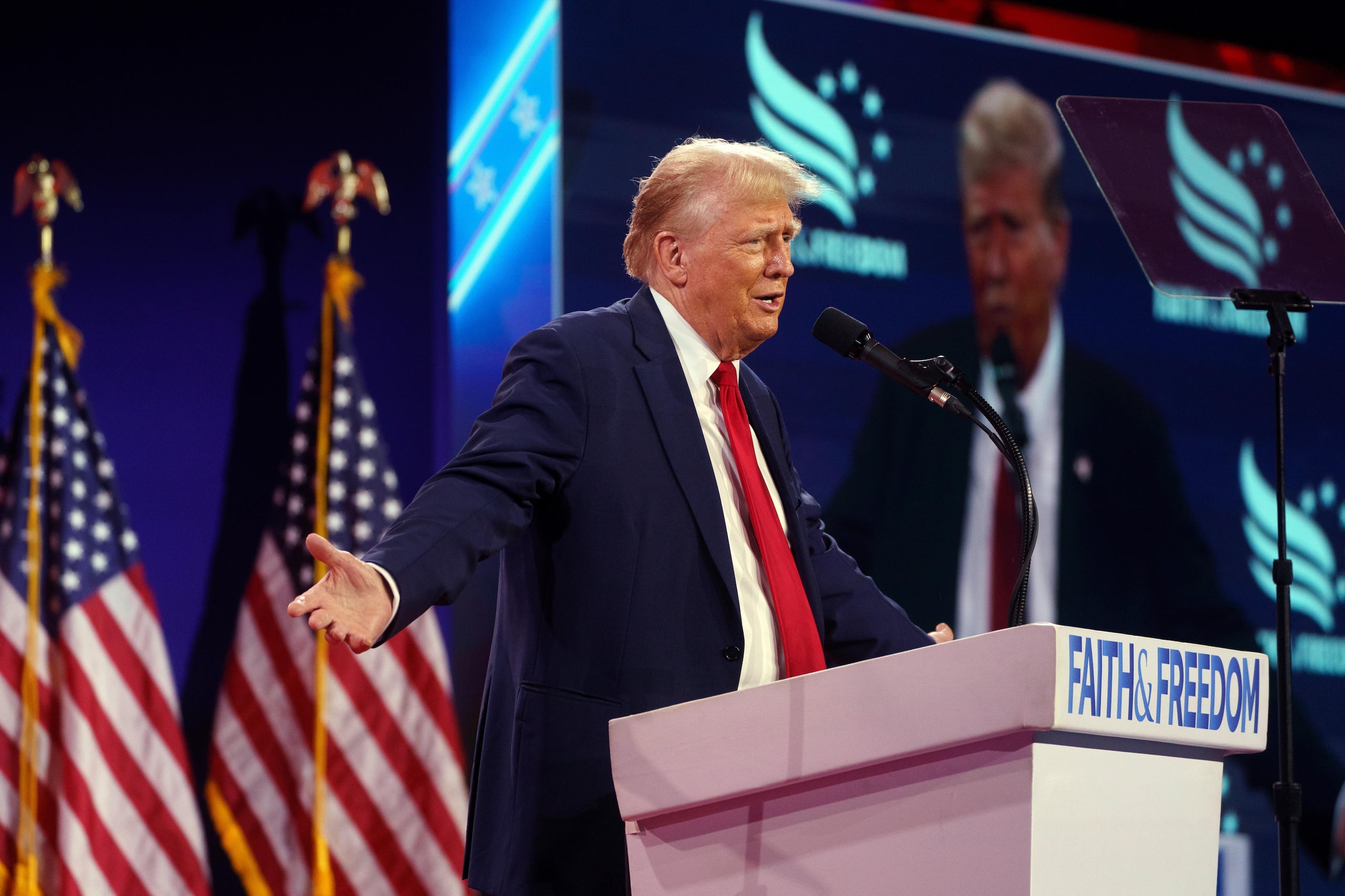 A pesar de su oposición declarada de firmar una prohibición nacional al aborto, eso no parece haber minado el apoyo de los evangélicos a Trump.