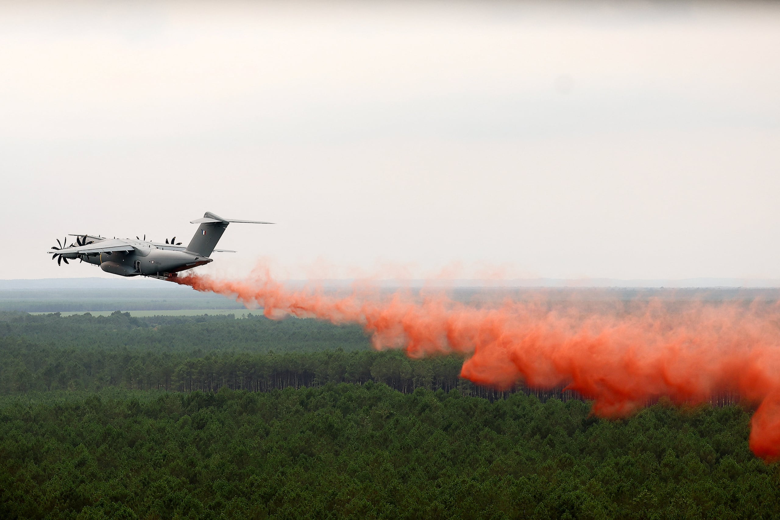 El avión de transporte militar francés A400M, especialmente adaptado para la lucha contra incendios se unió a al menos otros 18 aviones y helicópteros de lanzamiento de agua y retardante desplegados en la región de la Gironda.