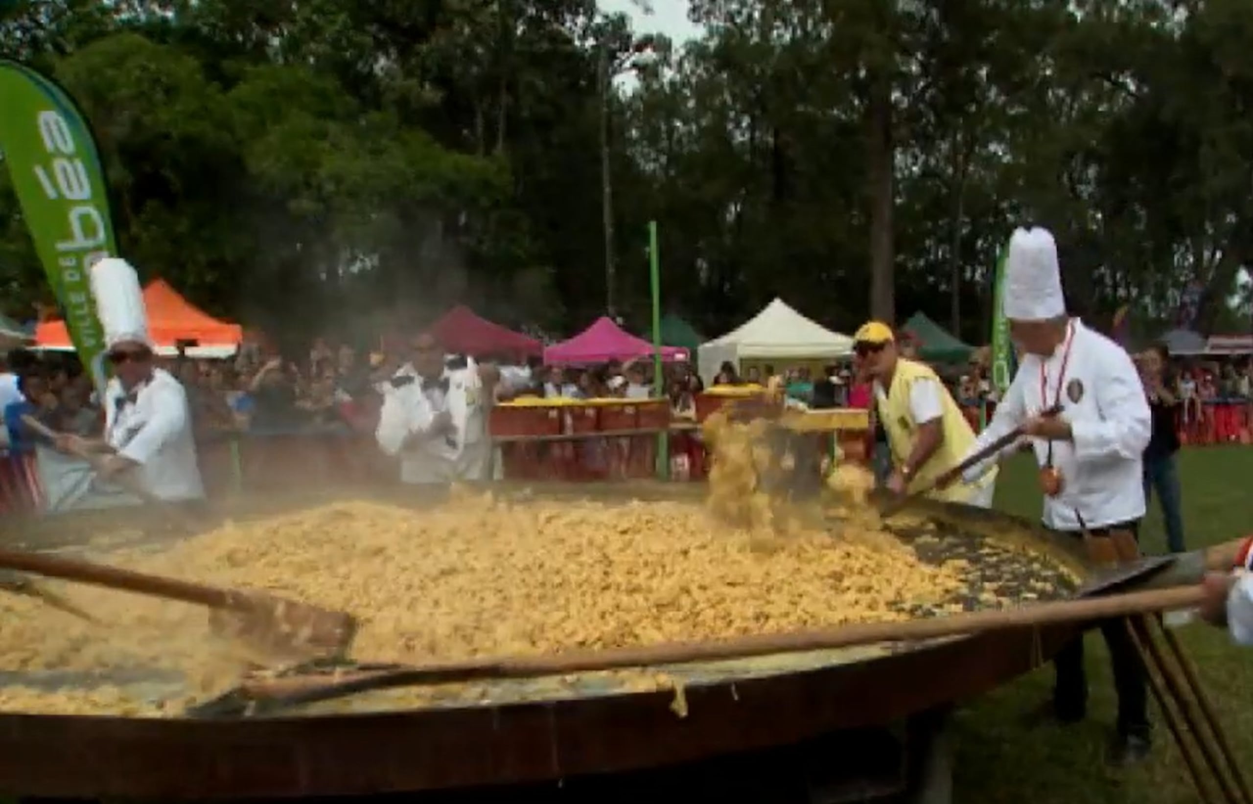 durante el Lunes de Pascua, los habitantes de Haux, Francia, preparan una tortilla gigante con más de 4,500 huevos.