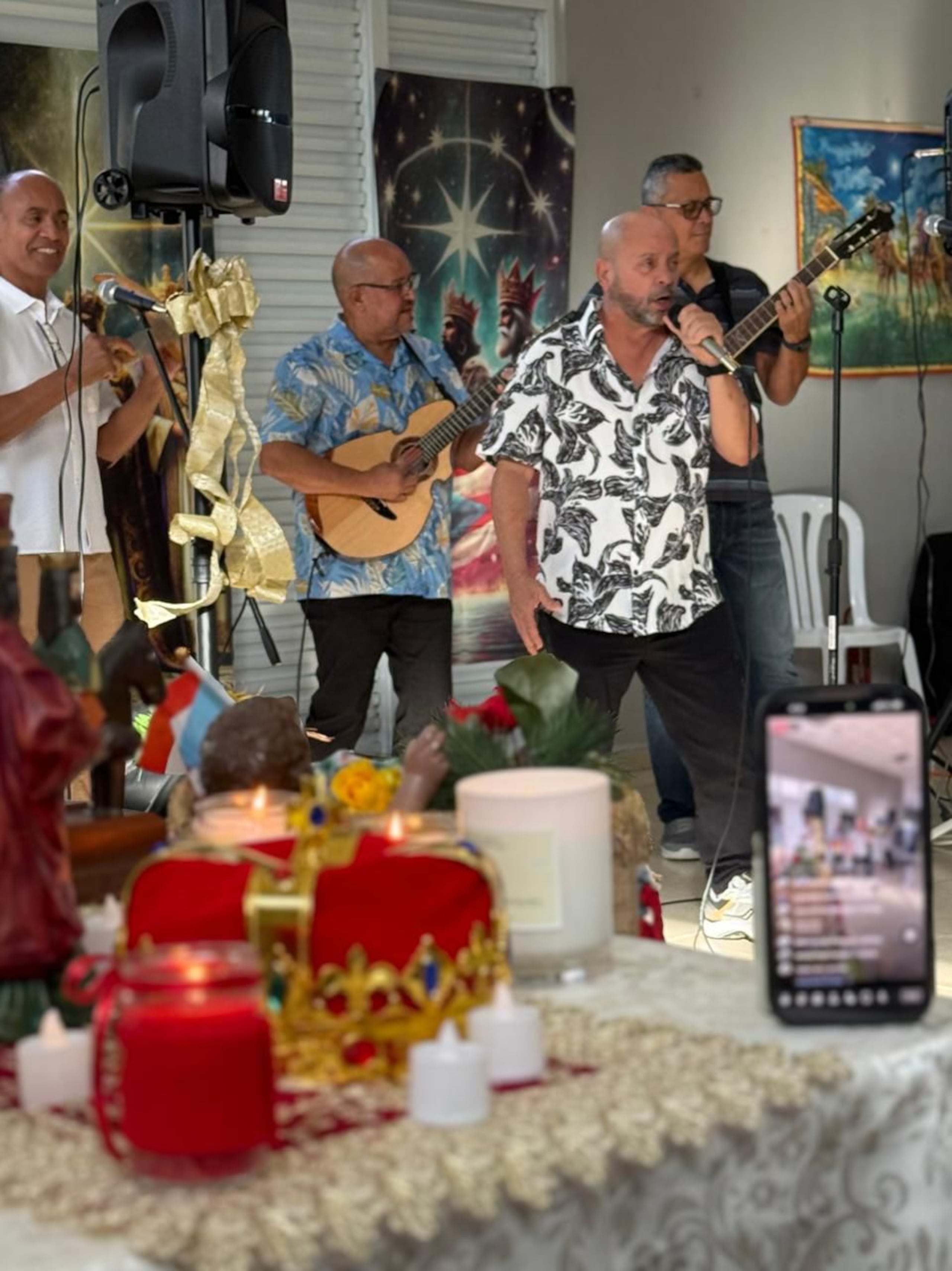 La música típica es también un elemento clave en la celebración.