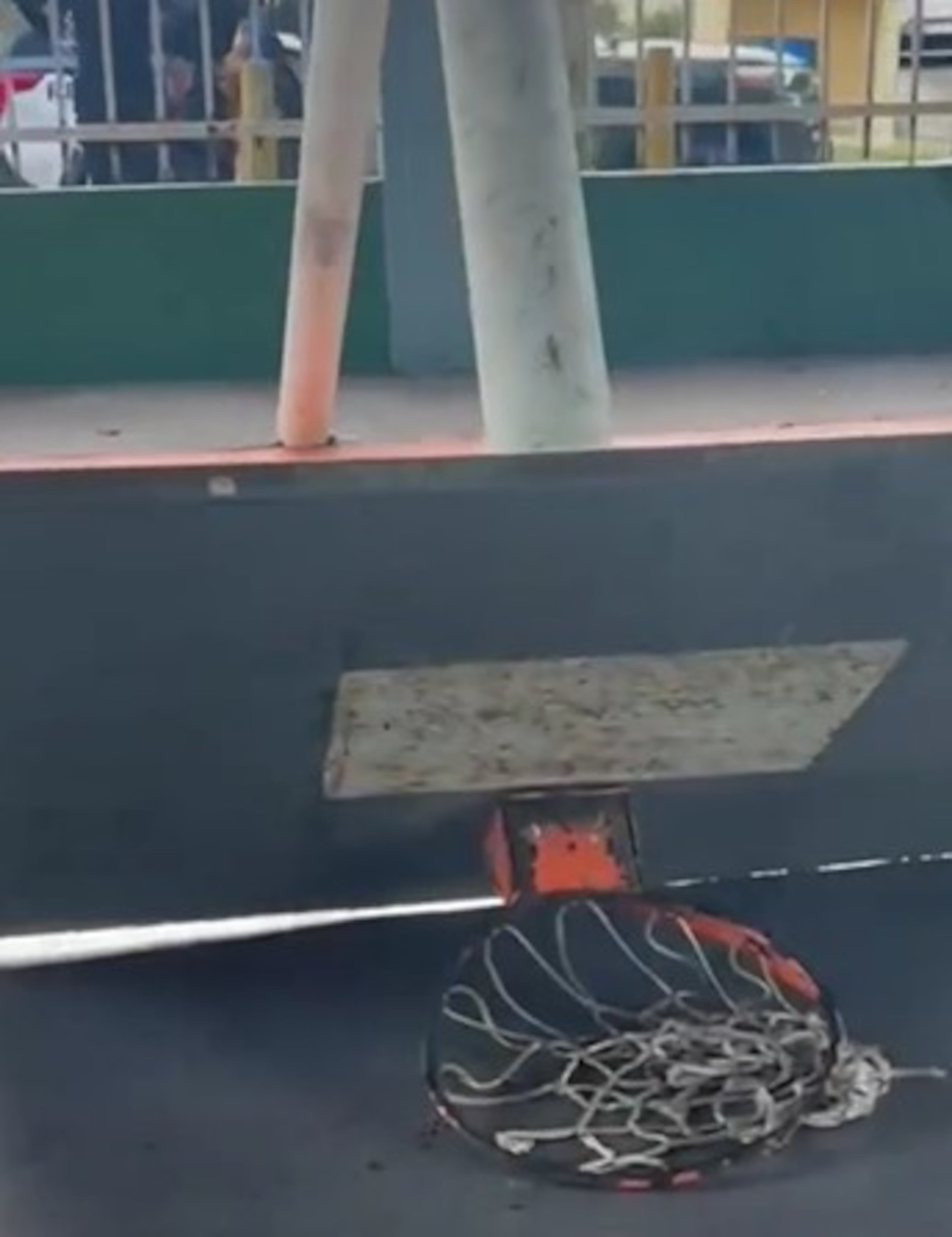 Vélez sufrió cinco fracturas craneales, fractura en el rostro, múltiples laceraciones y pérdida de audición en un oído, cuando la base del canasto se partió y cayó sobre él, en la cancha del barrio Campo Alegre de Utuado.