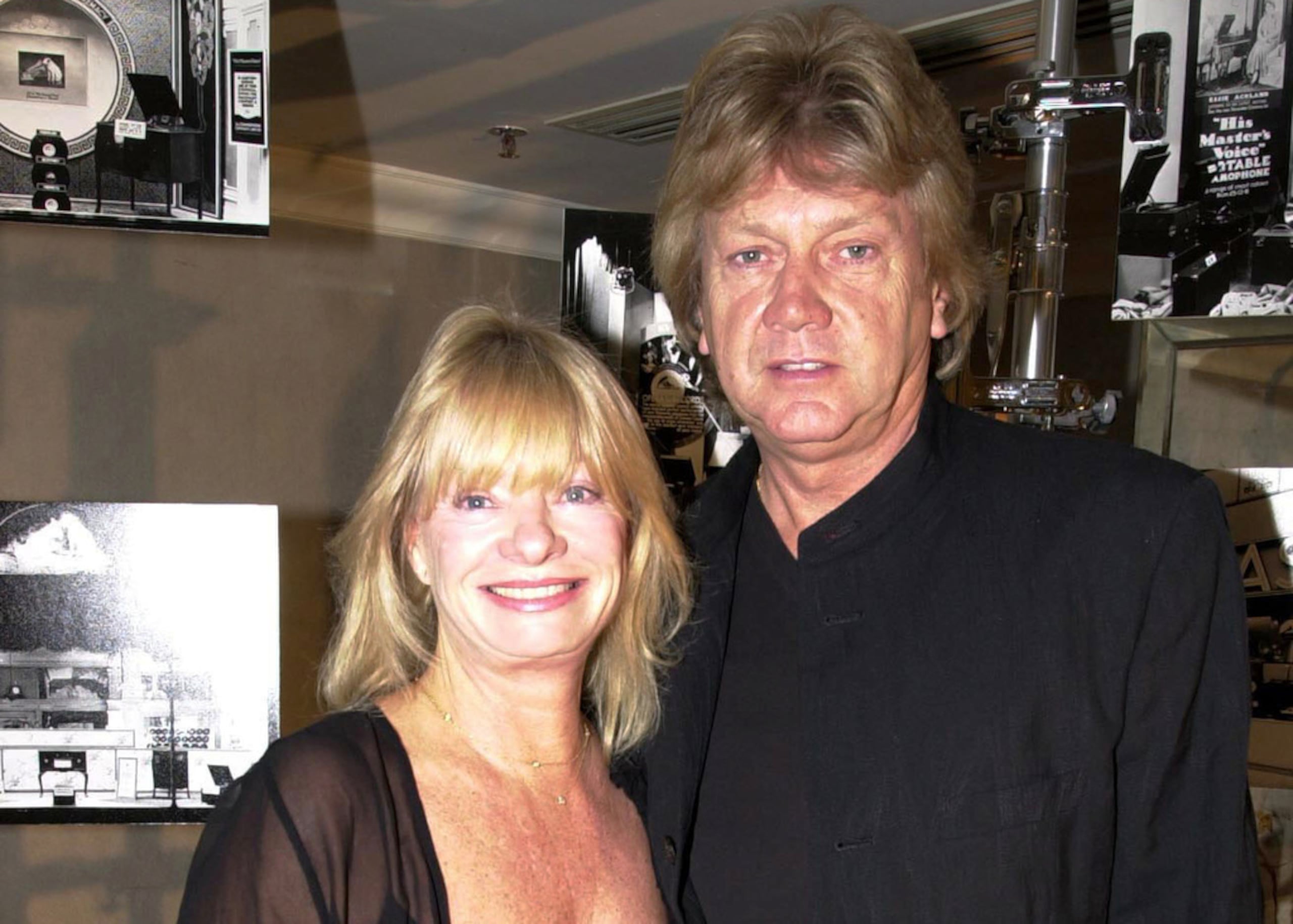 El cantante principal de Moody Blues, John Lodge, y su esposa llegan al hotel Grosvenor en Londres, el 18 de octubre de 2001.