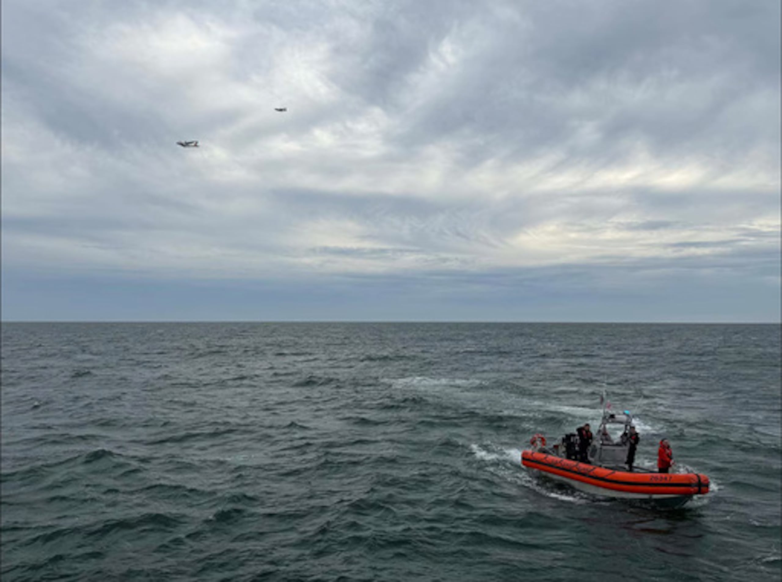Los equipos de rescate buscan la avioneta desaparecida frente a la costa de Nantucket, Massachusetts, el 3 de octubre de 2026. (Guardia Costera de EE. UU., vía AP)