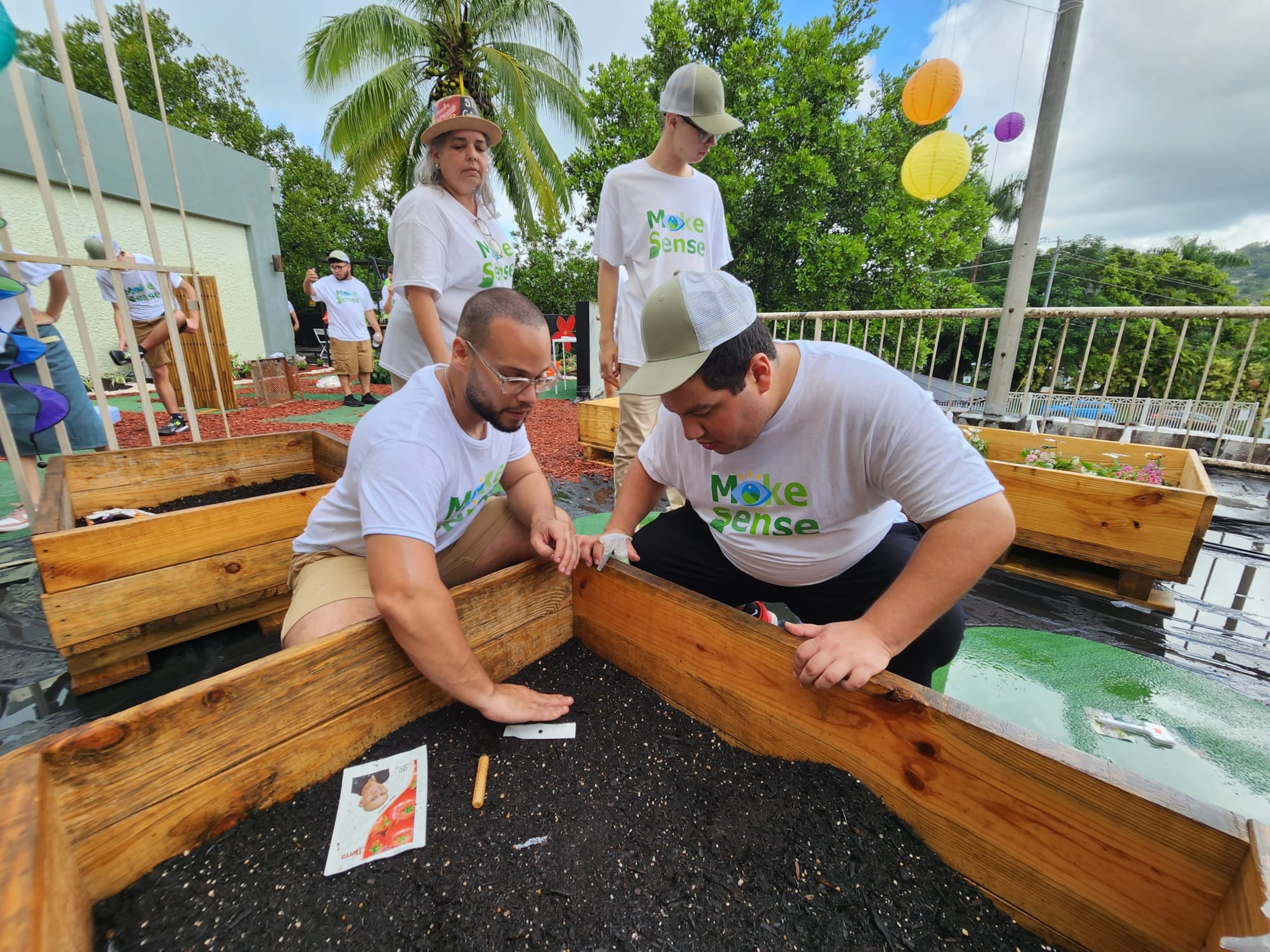 El jardín sensorial fue formado por estudiantes con diversidad funcional en la escuela Francisco Morales Rivera, de Naranjito, bajo la tutela del profesor Bryan M. Rivera Medina.