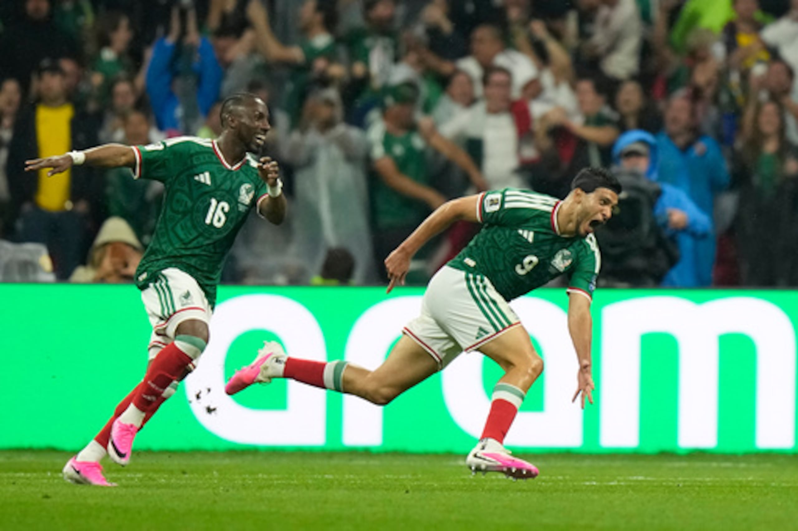 Raúl Jiménez (derecha), de México, celebra tras marcar un gol contra Ecuador en el partido de dieciseisavos de final del Mundial celebrado el martes 30 de junio de 2026 en el Estadio Azteca (Foto AP/Fernando Llano)