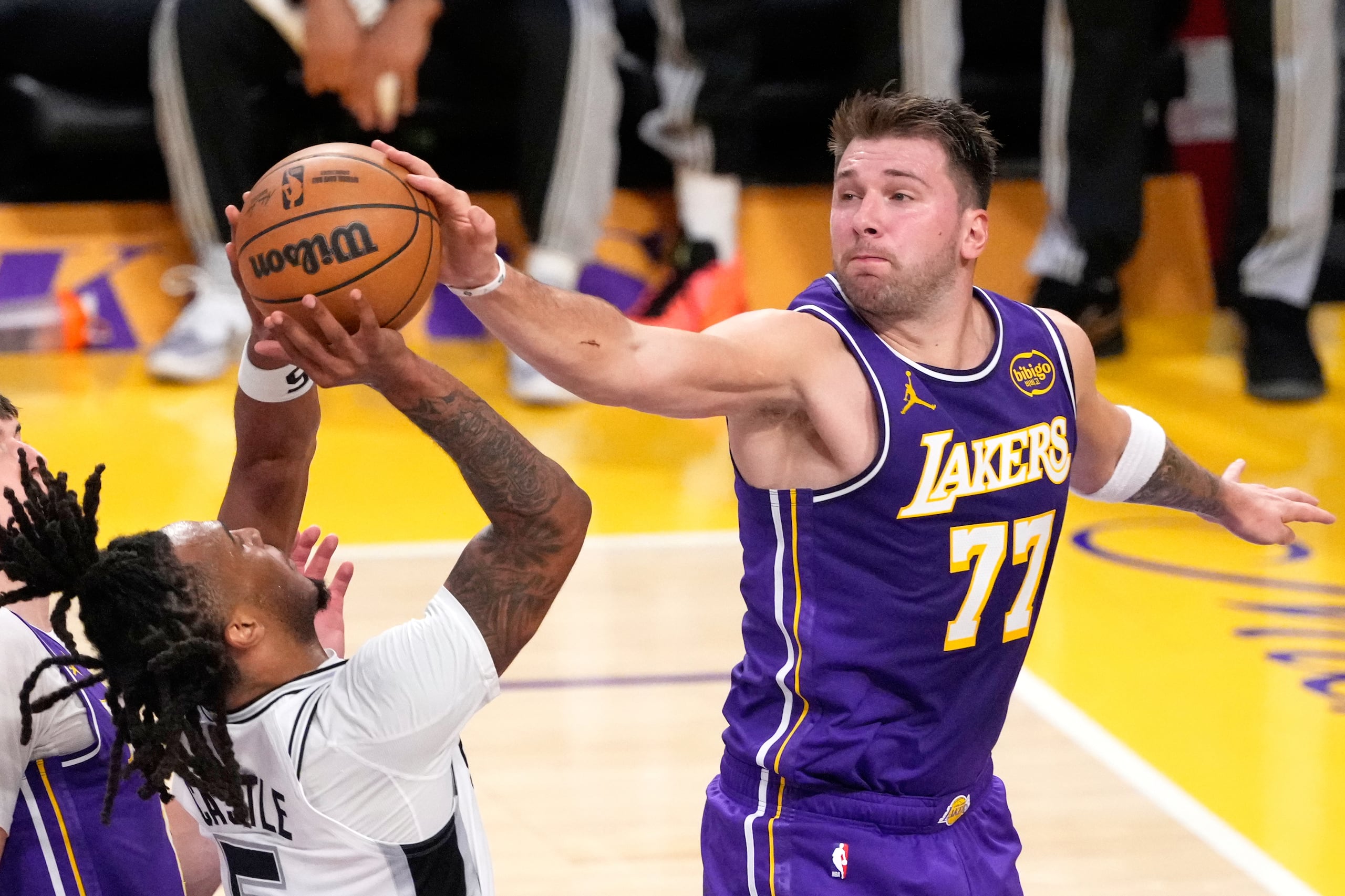 Luka Doncic, de los Lakers de Los Ángeles, pone una tapa sobre Stephon Castle, de los Spurs de San Antonio.
