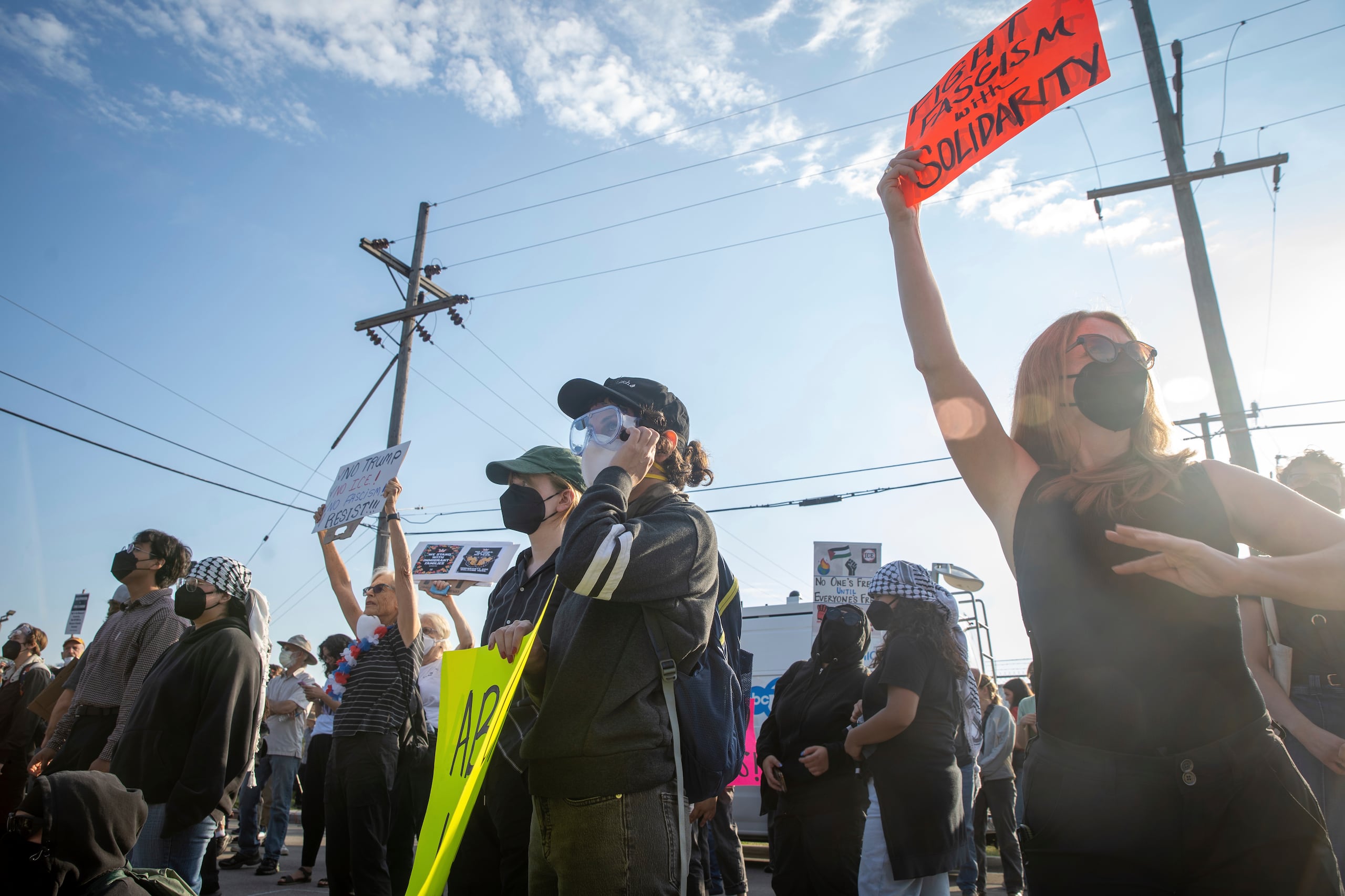 Los manifestantes se han reunido en varias ocasiones fuera del centro de inmigración para oponerse a las operaciones de control en el área de Chicago, lo que ha generado más de 1,800 arrestos y quejas de uso excesivo de la fuerza.
