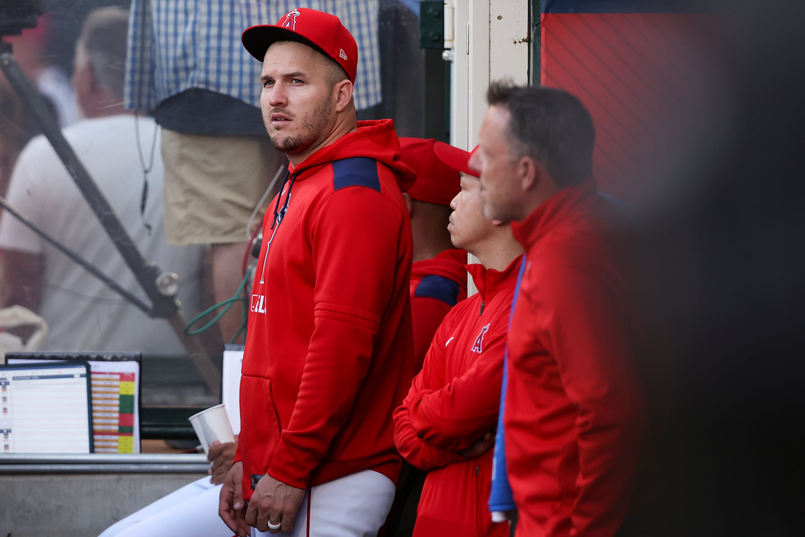 Mike Trout, de los Angels de Los Ángeles, observa desde el dugout durante un partido contra los Yankees de Nueva York.