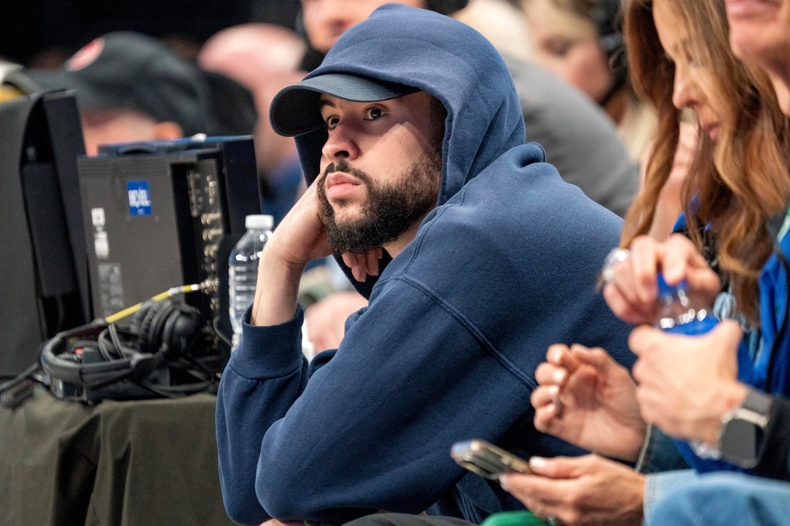 El reggaetonero boricua Bad Bunny observa el sexto partido de la serie de playoffs de la NBA entre los Mavericks de Dallas y los Clippers de Los Ángeles.