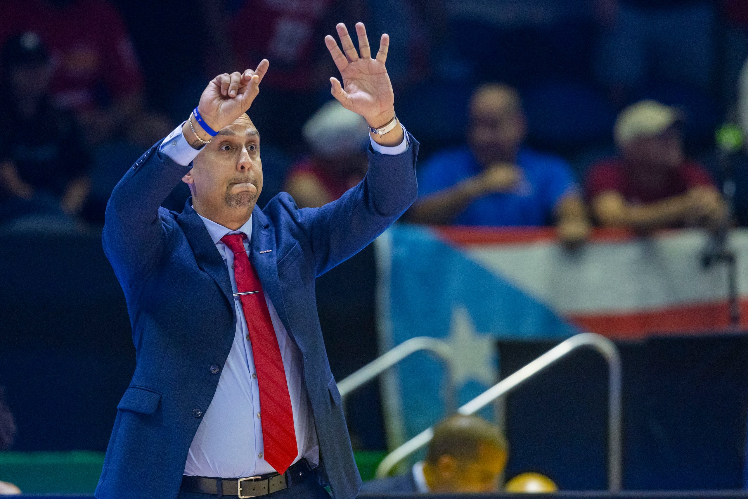El técnico boricua, Nelson Colón, imparte instrucciones en la Copa del Mundo de la FIBA 2023.