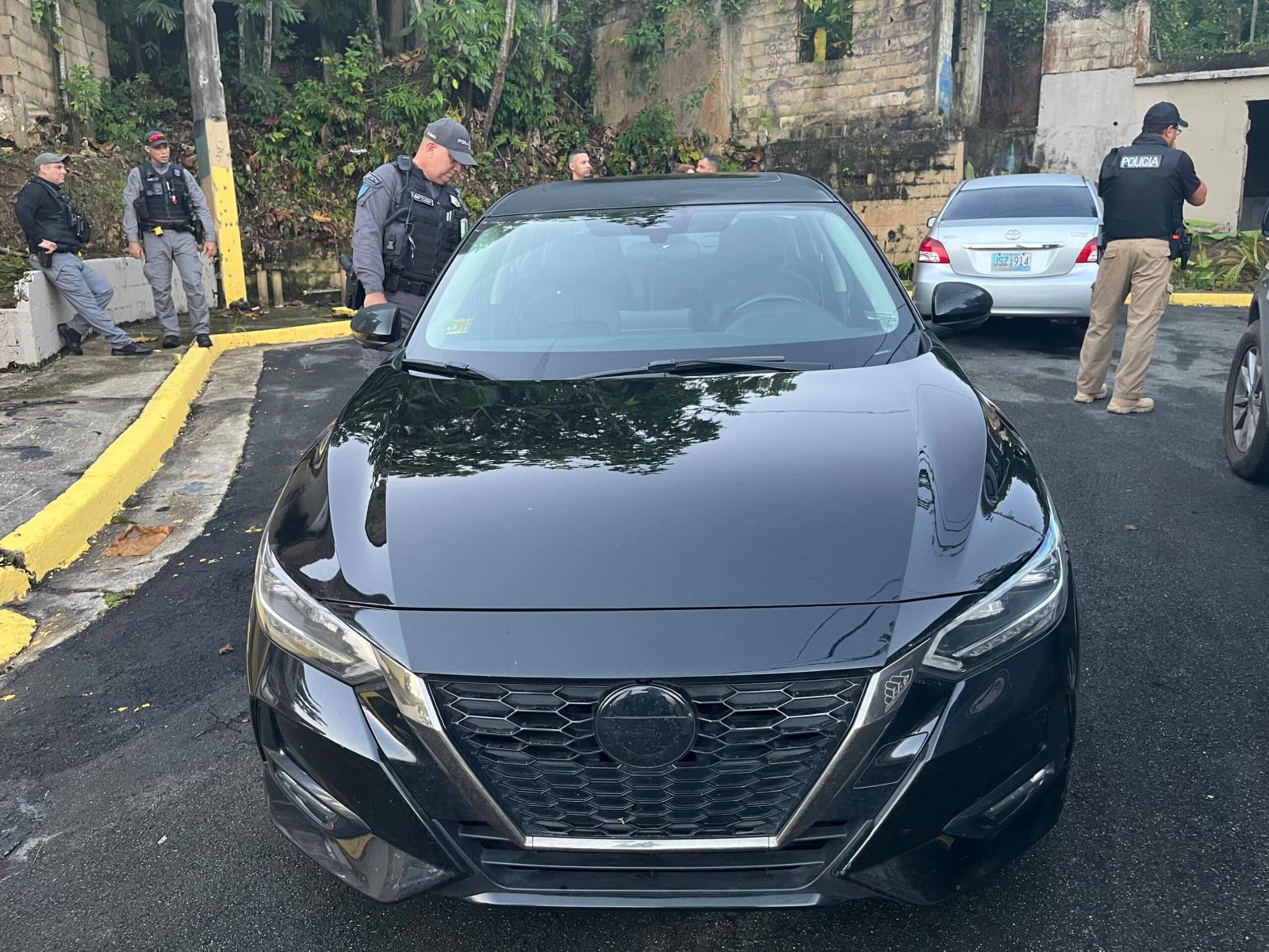 El auto Nissan Sentra que presuntamente fue robado mediante "carjacking" en San Juan esta madrugada.