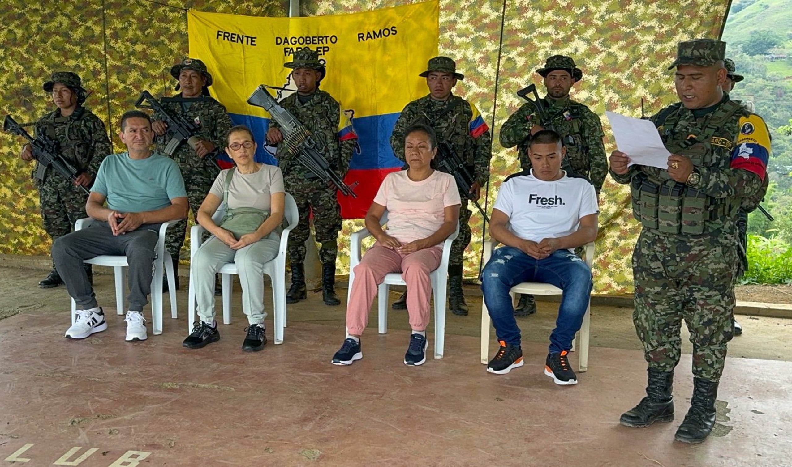 Fotografía cedida por FARC-EP donde se observan a dos fiscales, una acompañante y un soldado profesional liberados por las FARC-EP (Colombia). EFE/ FARC-EP