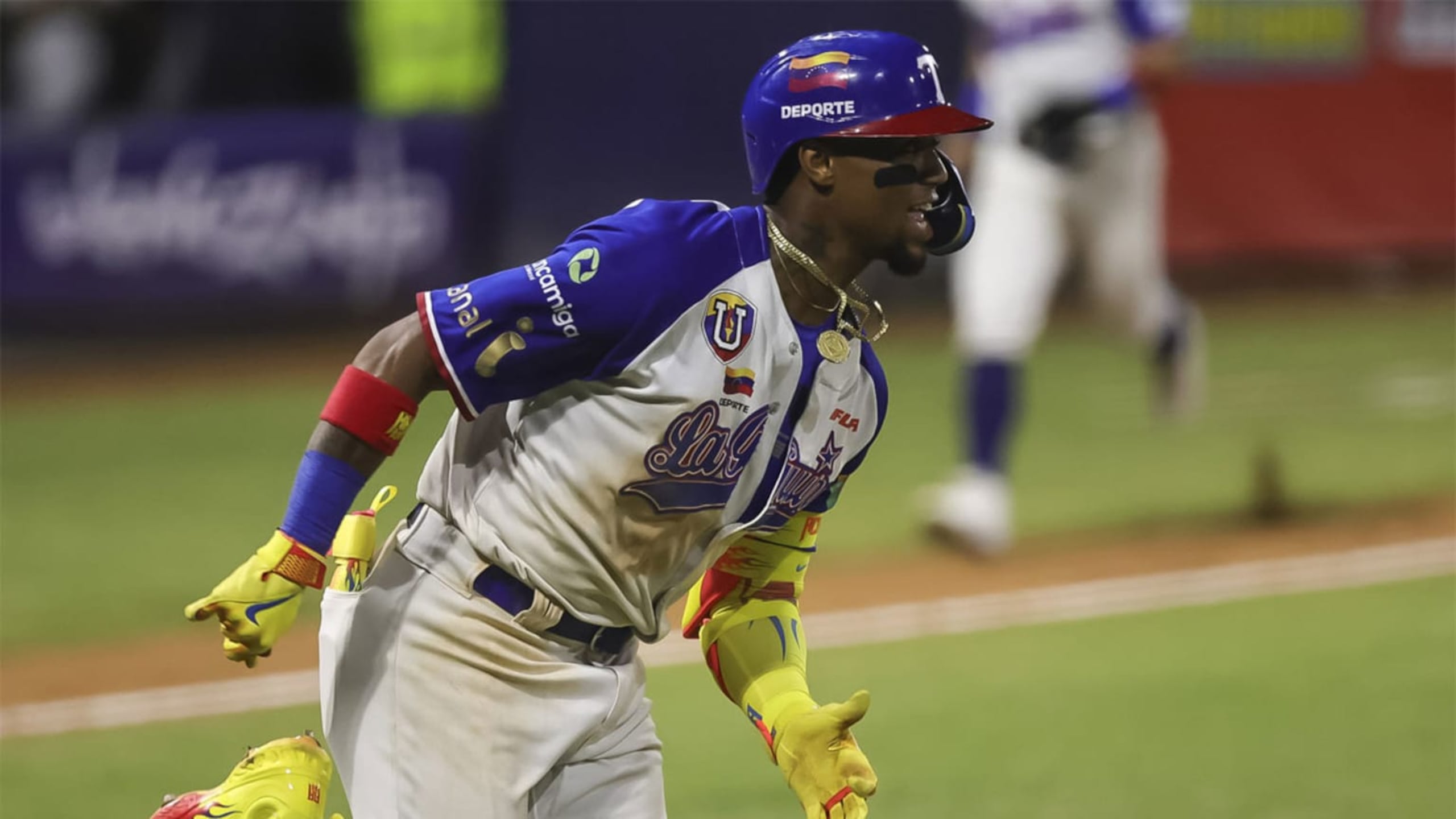 Ronald Acuña Jr. pega un jonrón el sábado en la noche.