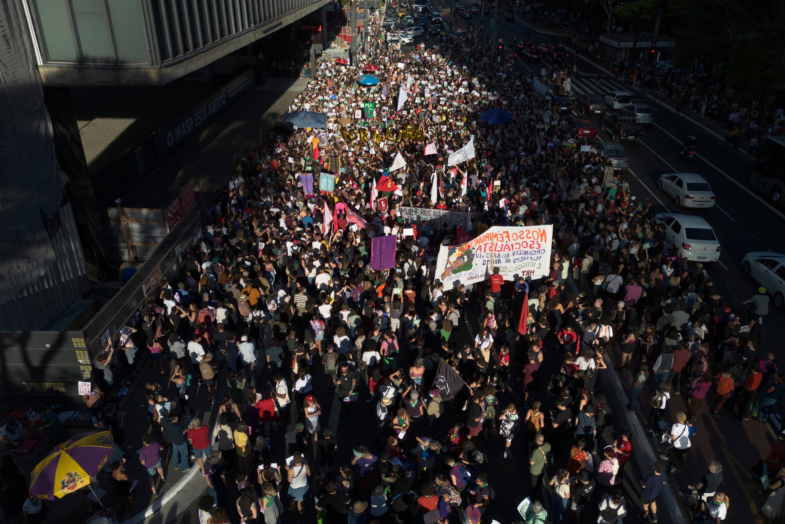 La medida, que ha causado gran indignación en la población femenina en Brasil, propone penas mayores a una víctima de violación por abortar, que la pena que enfrentaría un violador.
