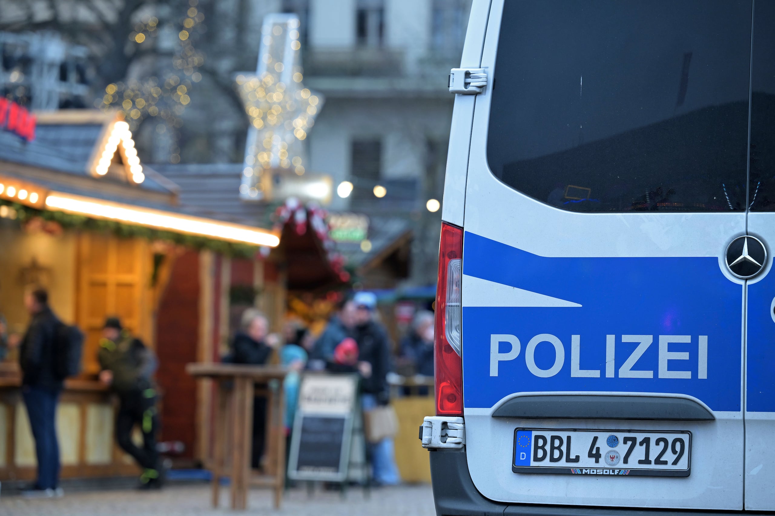 Un vehículo policial se encuentra a la entrada de un mercado navideño en Luisenplatz, en Potsdam, Alemania, el sábado 21 de diciembre de 2024. (Michael Bahlo/dpa vía AP)
