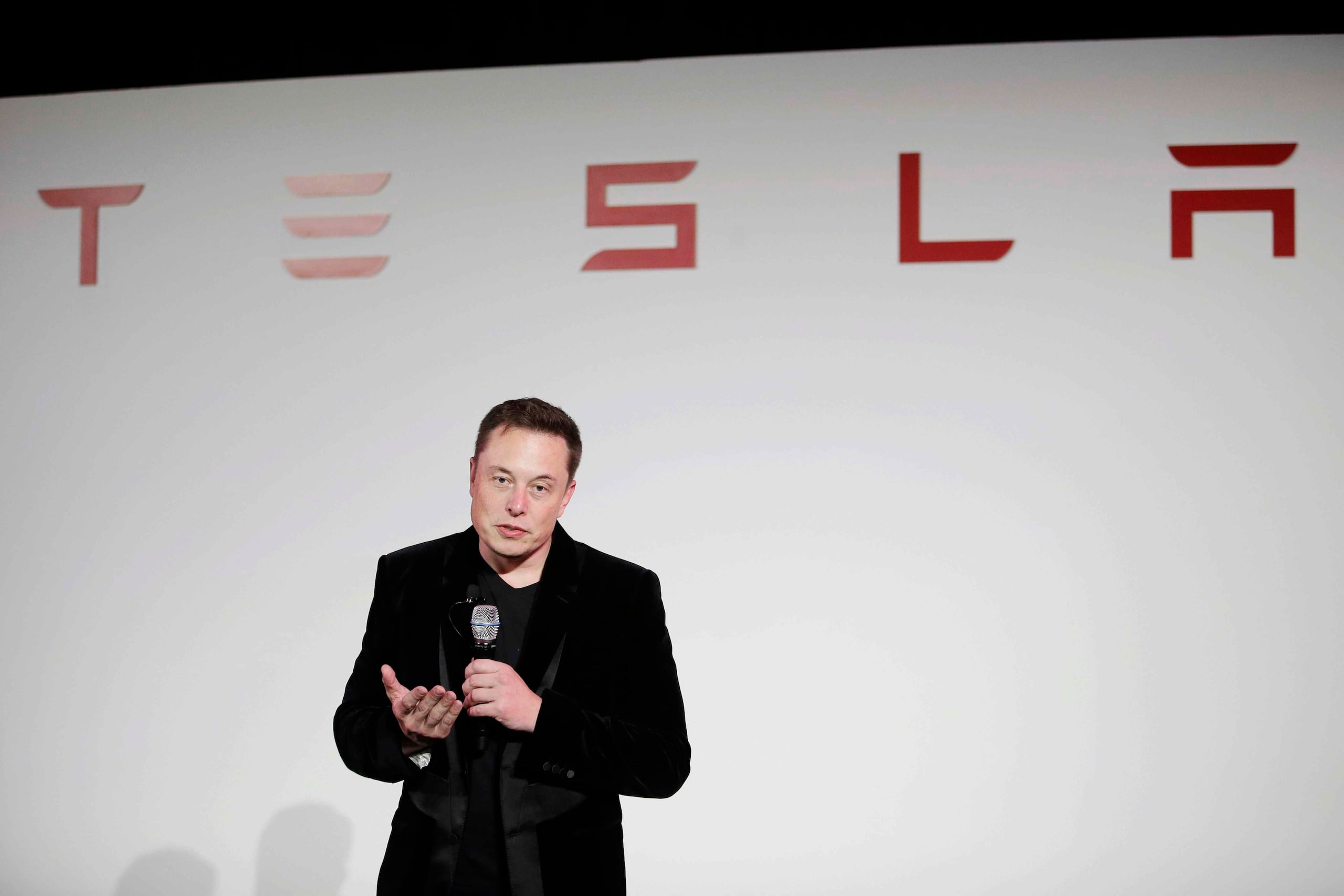 Elon Musk es dueño de 21% de Tesla y 22% de SolarCity, lo cual lo convierte en el mayor accionista de ambas compañías. (AP / Marcio José Sánchez)